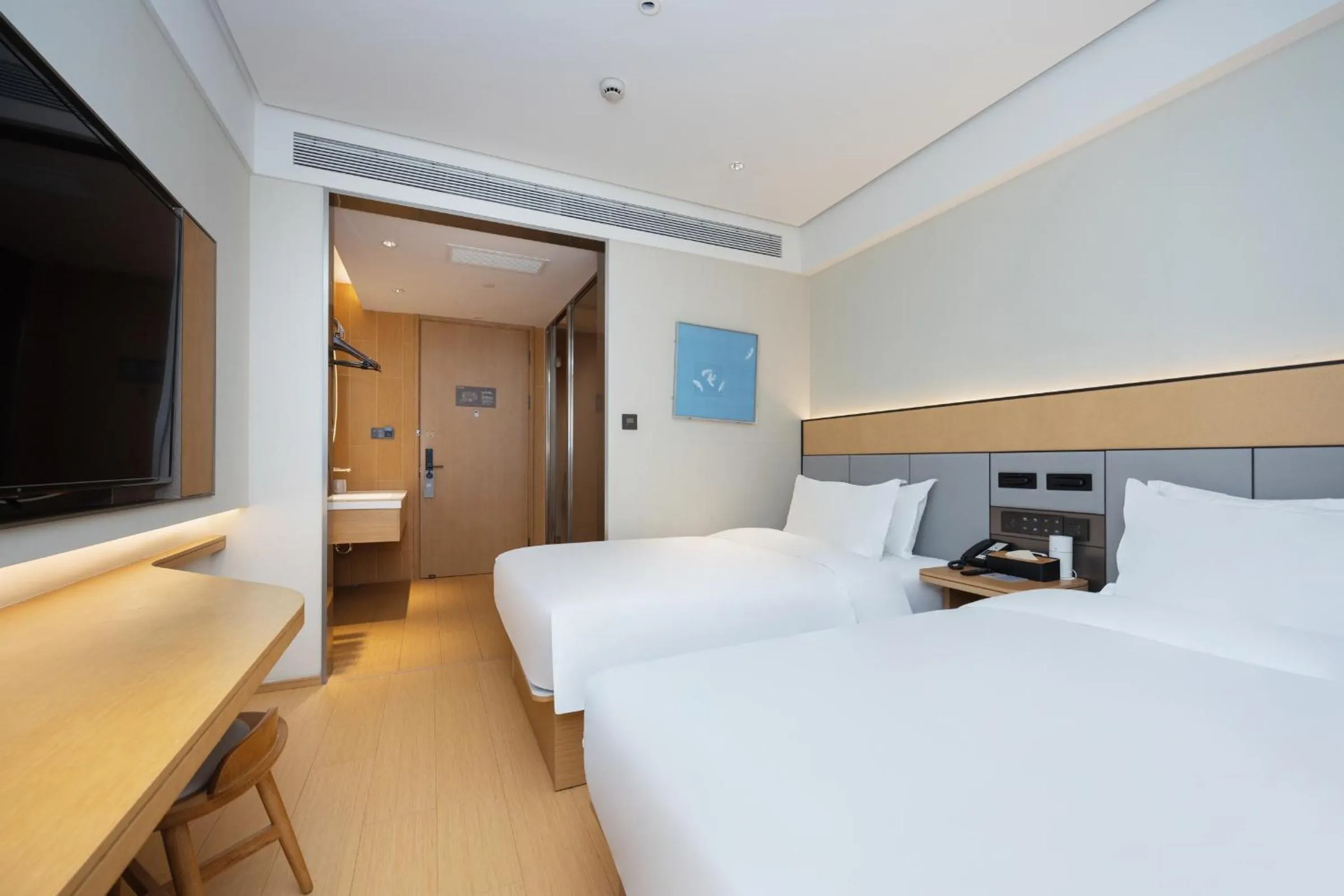 Bed in JI Hotel Shanghai Lujiabang Road Subway Station