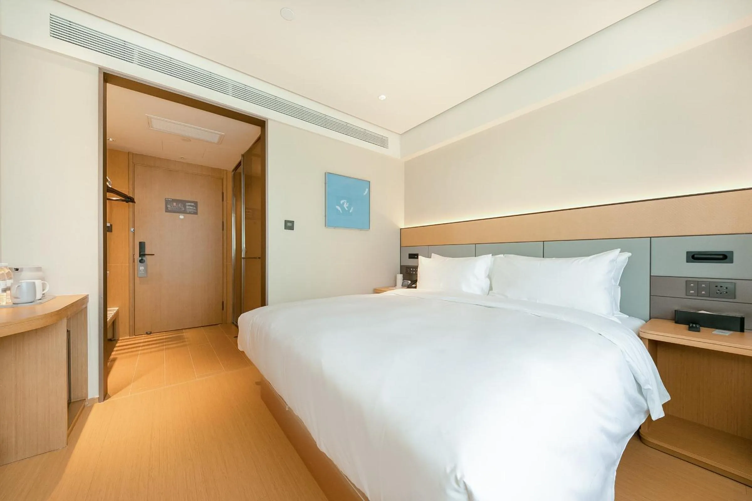 Bed in JI Hotel Shanghai Lujiabang Road Subway Station