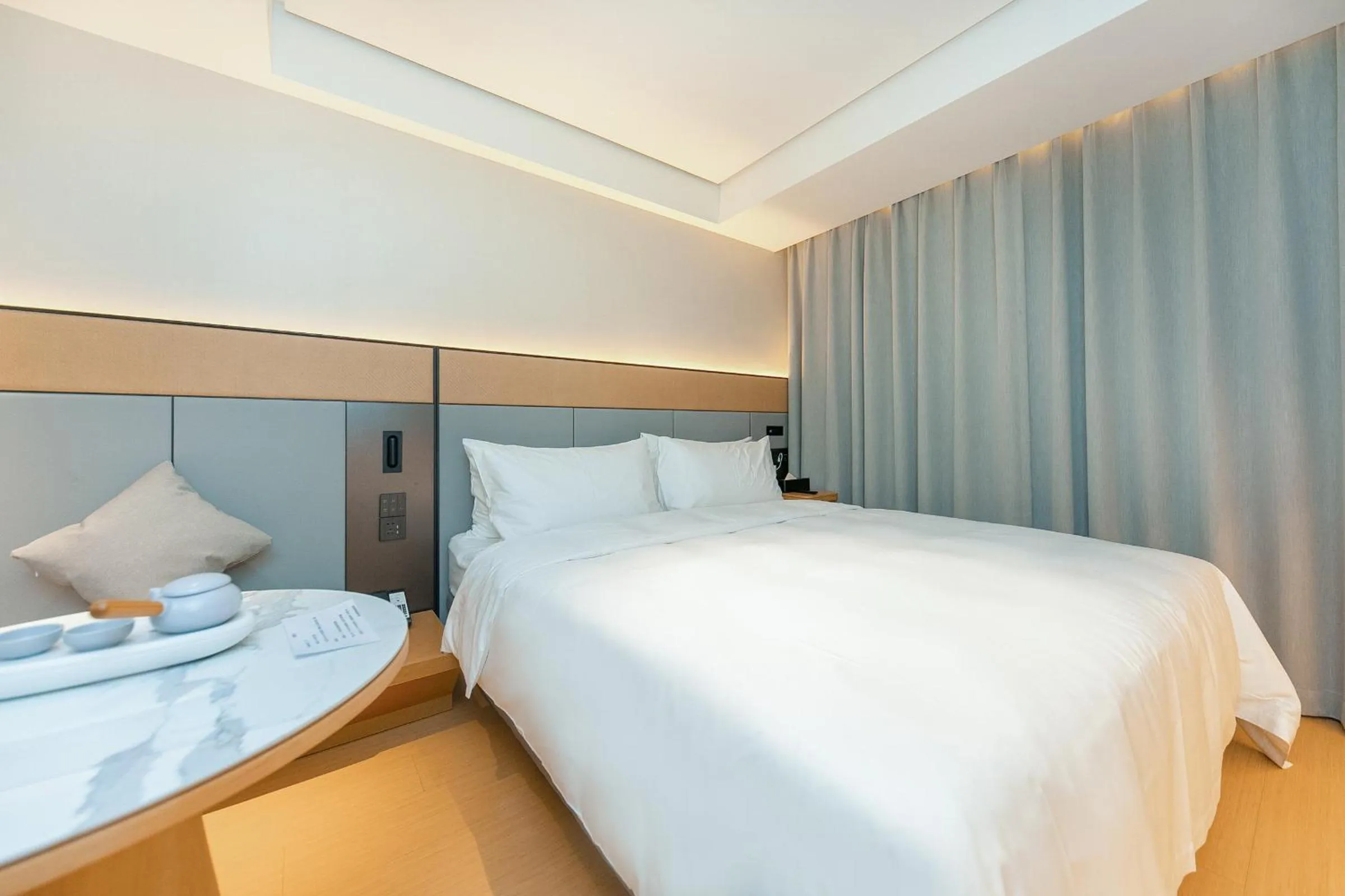 Bed in JI Hotel Shanghai Lujiabang Road Subway Station