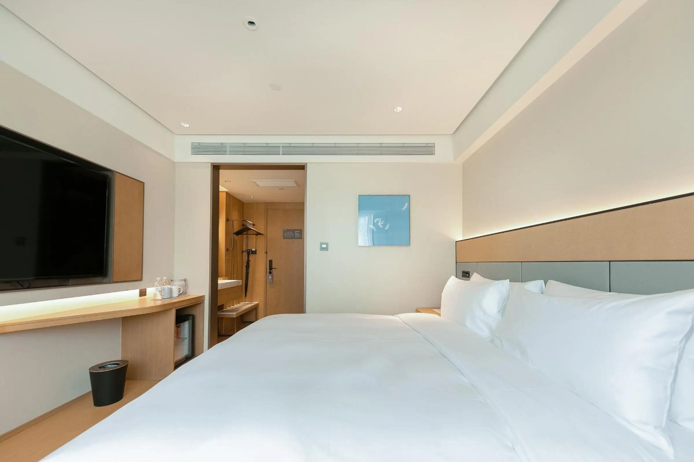 Bed in JI Hotel Shanghai Lujiabang Road Subway Station