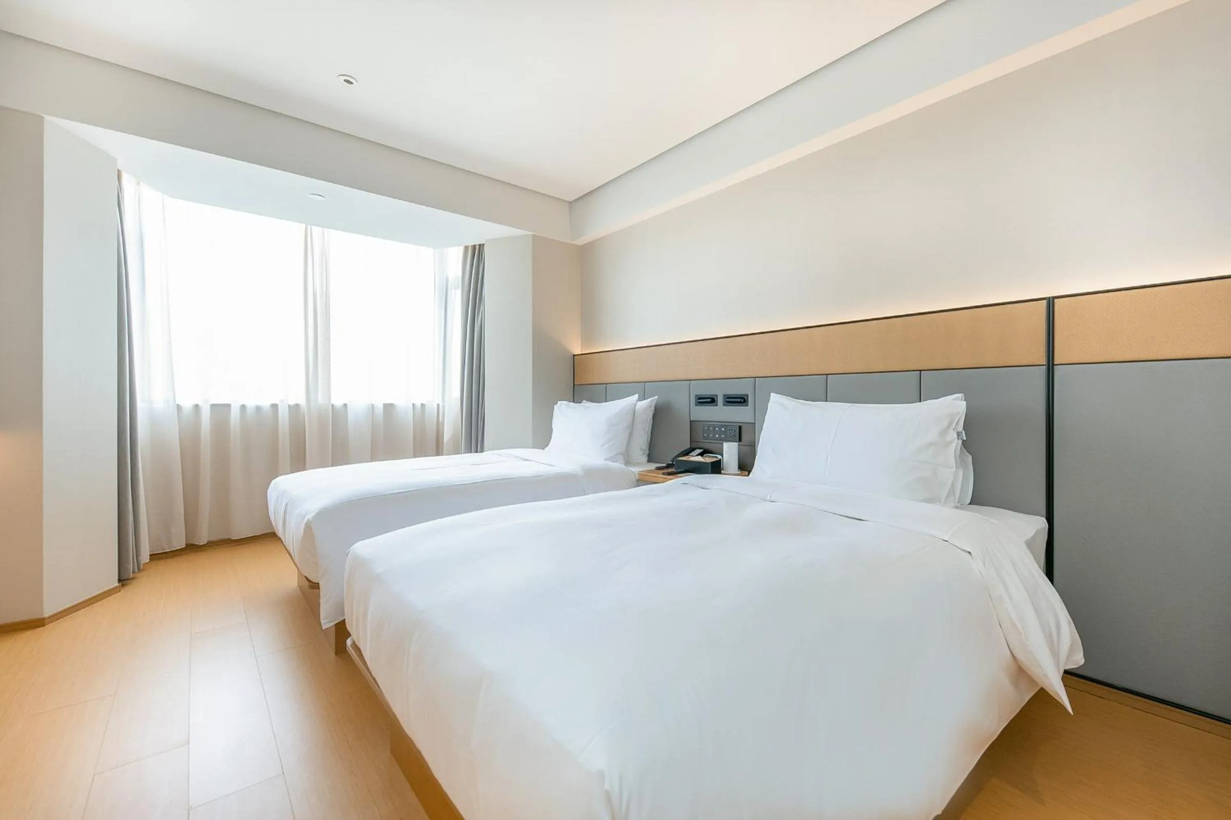 Bed in JI Hotel Shanghai Lujiabang Road Subway Station