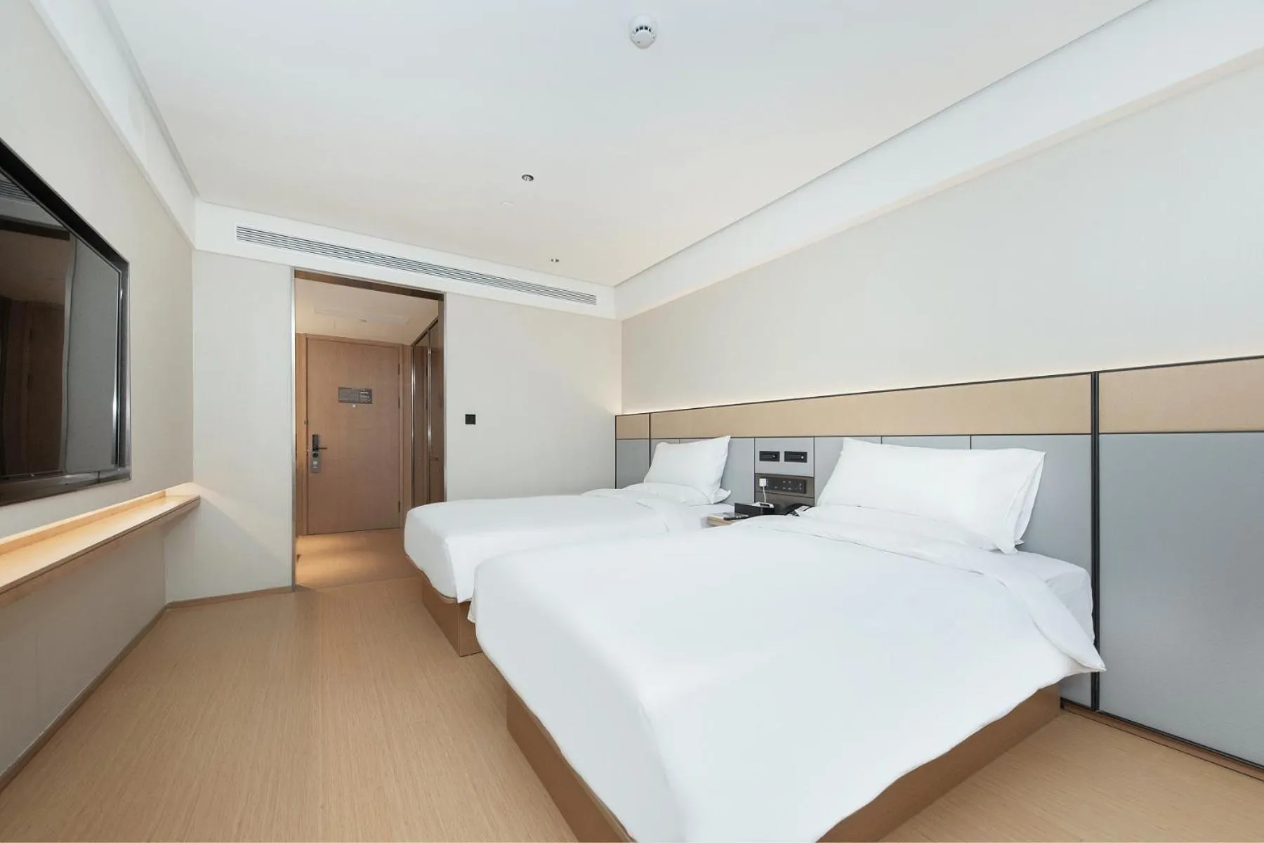 Photo of the whole room, Bed in JI Hotel Shanghai Jiaotong University Cangyuan Road