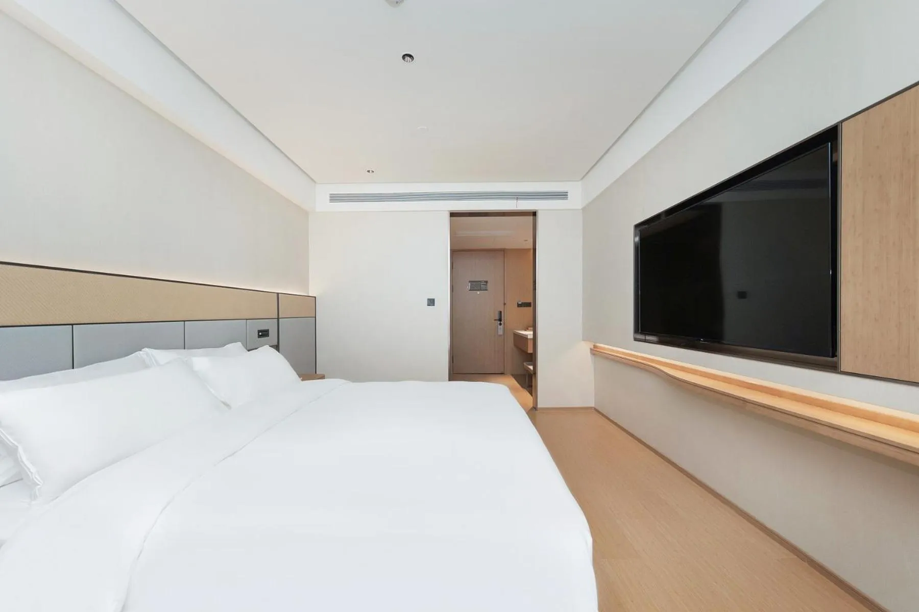 Photo of the whole room, Bed in JI Hotel Shanghai Jiaotong University Cangyuan Road