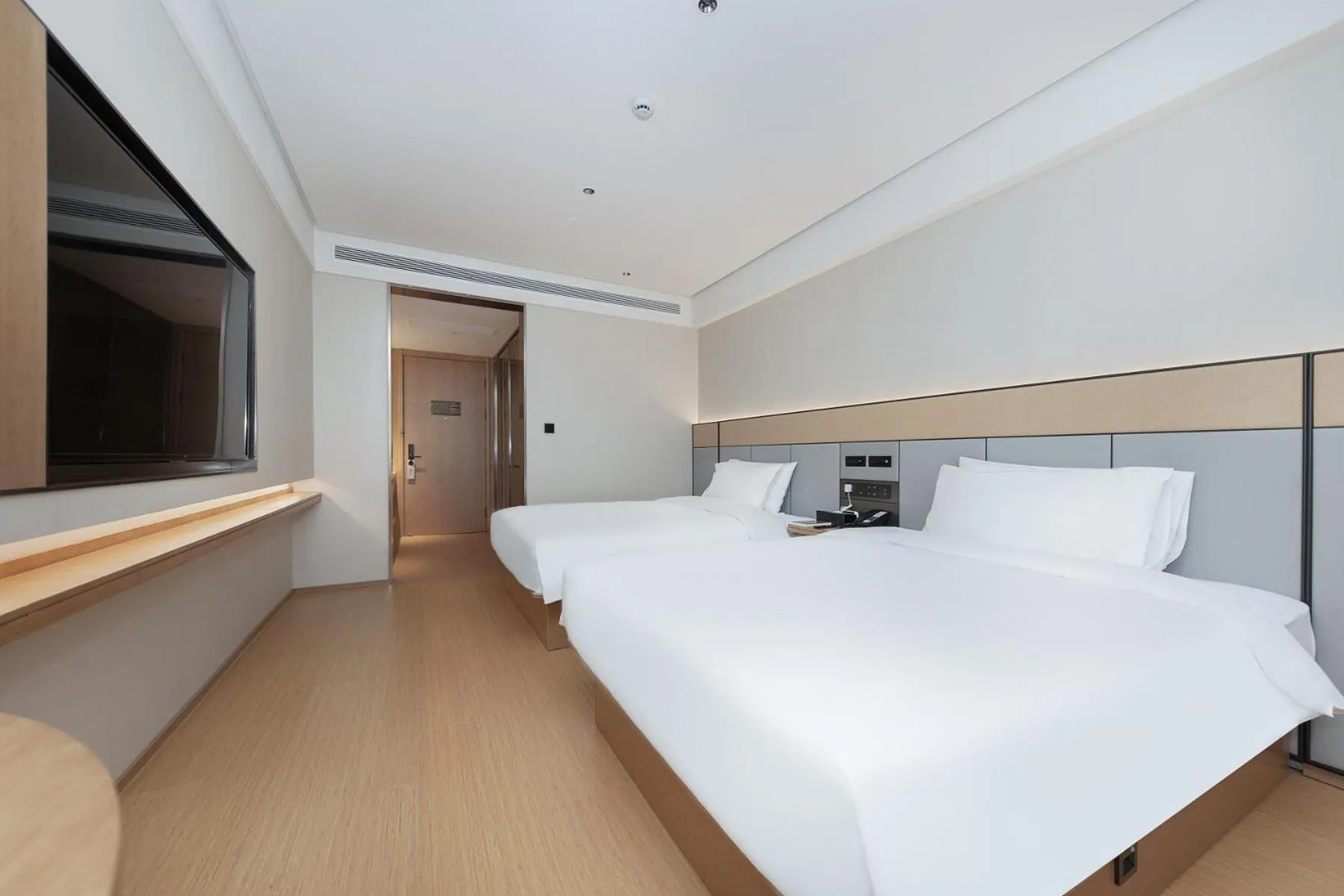 Photo of the whole room, Bed in JI Hotel Shanghai Jiaotong University Cangyuan Road