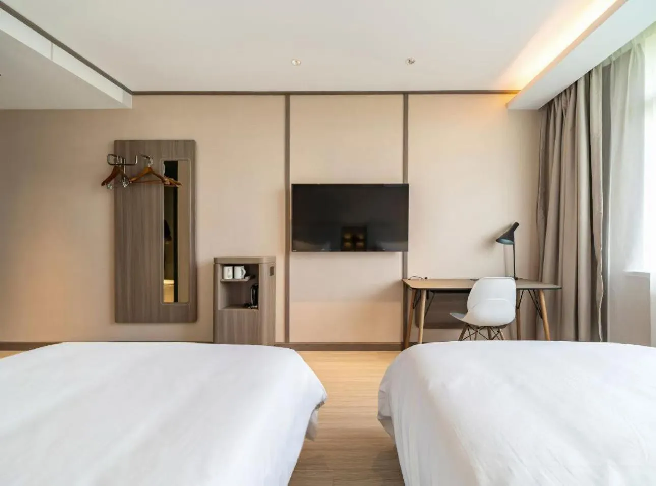 Photo of the whole room, Bed in Hanting Hotel Shanghai Pudong Airport Nanzhu Road