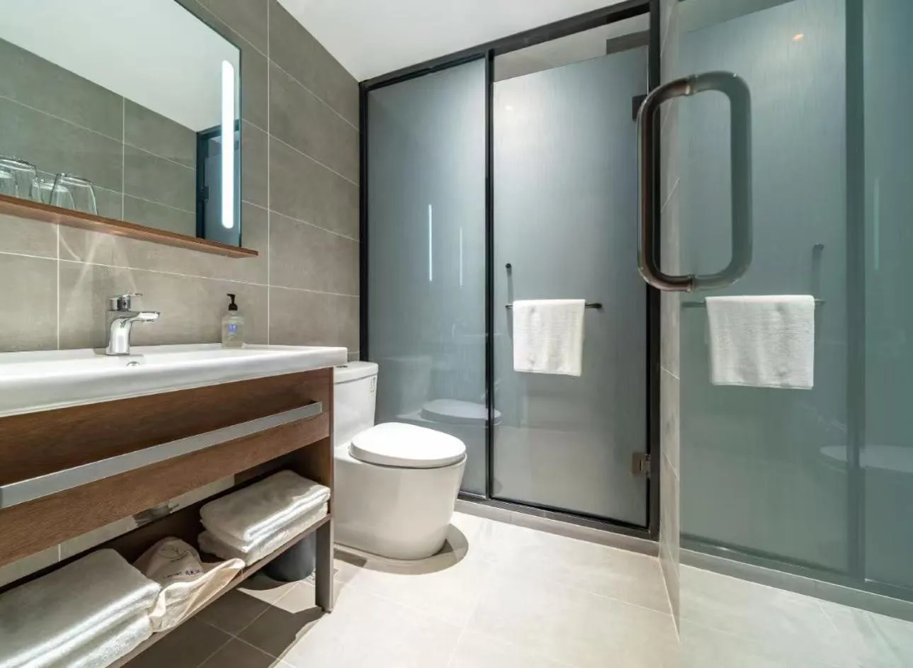 Toilet in Hanting Hotel Shanghai Pudong Airport Nanzhu Road