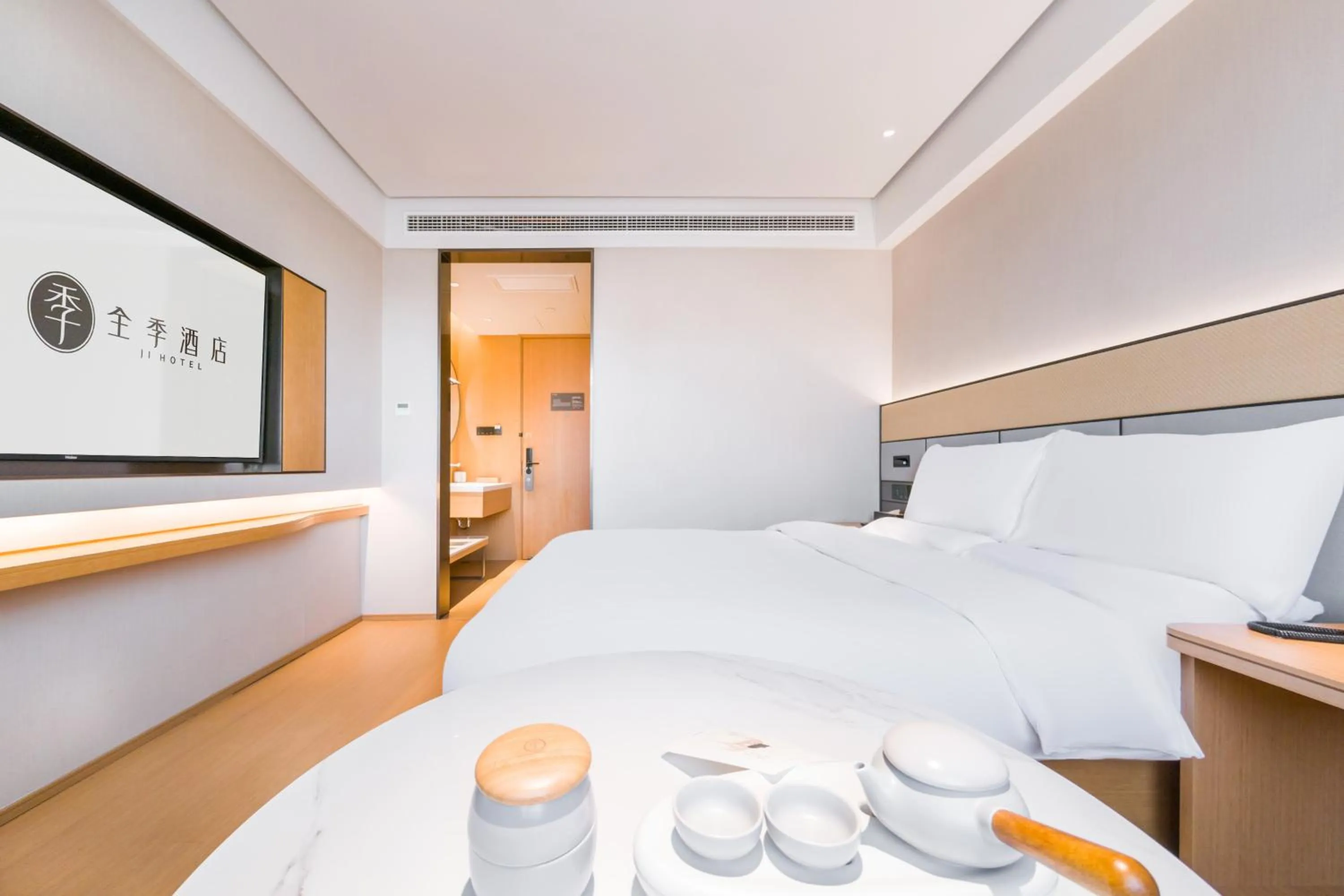 Photo of the whole room, Bed in JI Hotel Shanghai Meilong Wanhui International Plaza