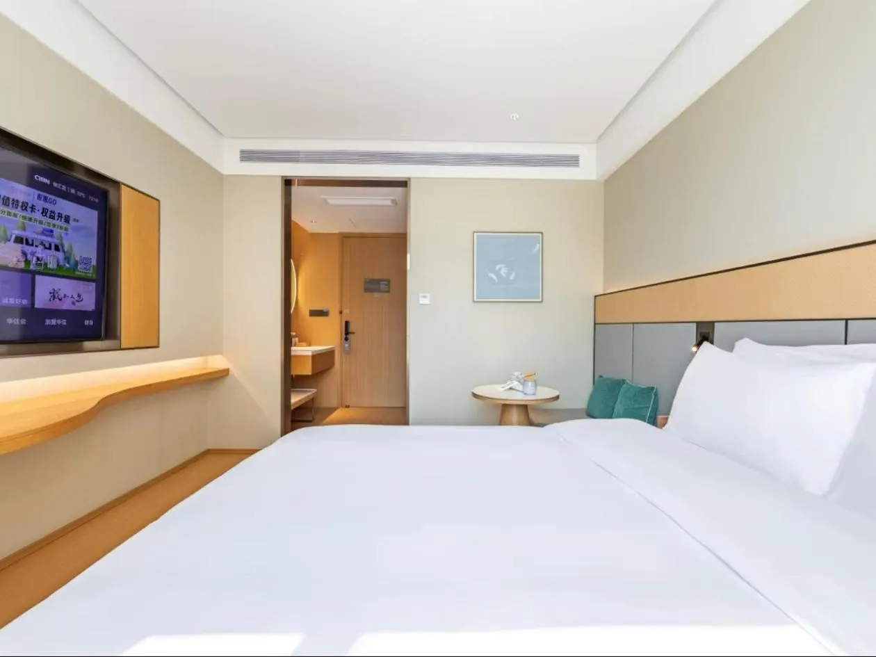 Photo of the whole room, Bed in JI Hotel Shanghai Xujiahui Caobao Road Subway Station