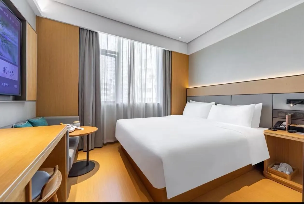 Photo of the whole room, Bed in JI Hotel Shanghai Xujiahui Caobao Road Subway Station