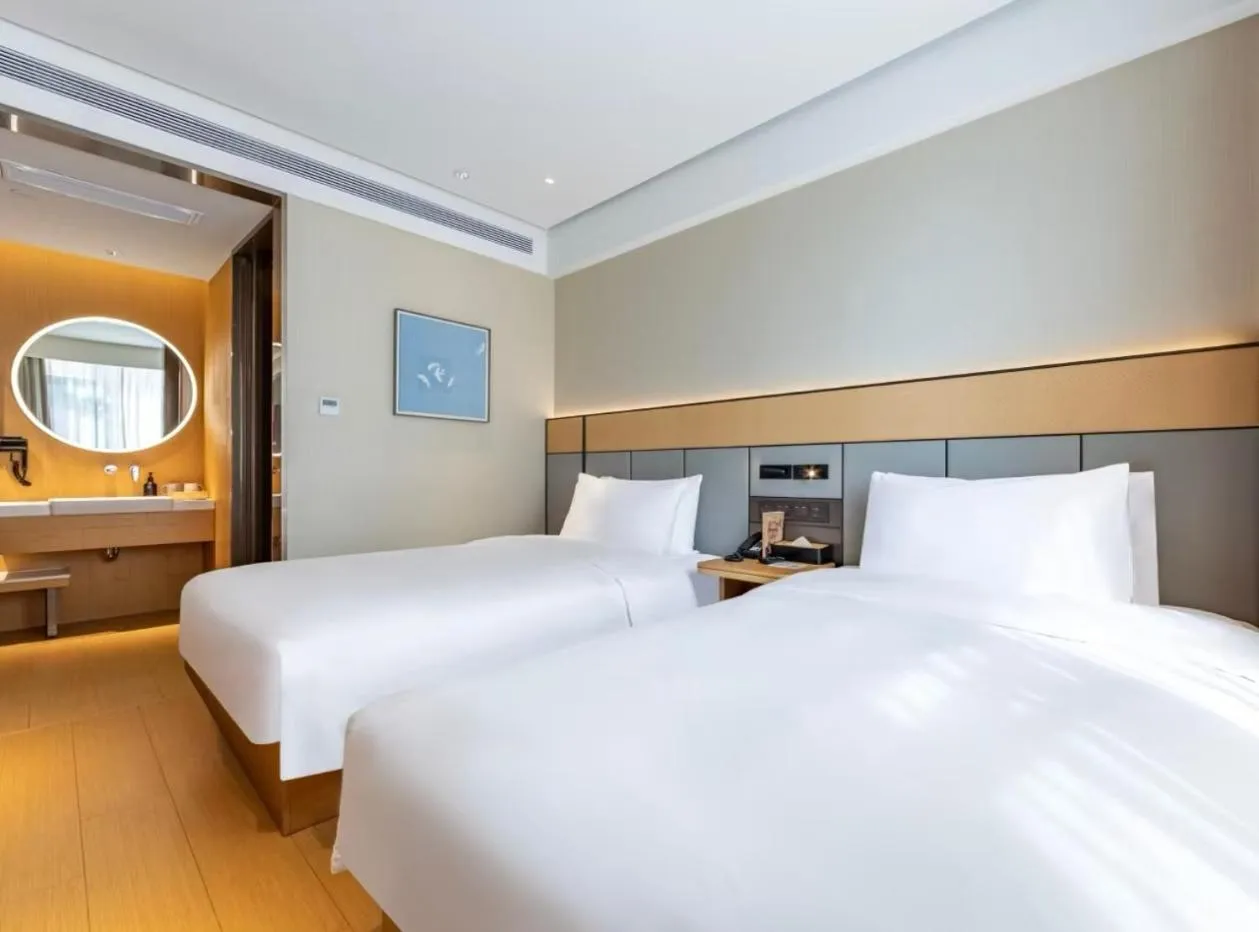 Photo of the whole room, Bed in JI Hotel Shanghai Xujiahui Caobao Road Subway Station