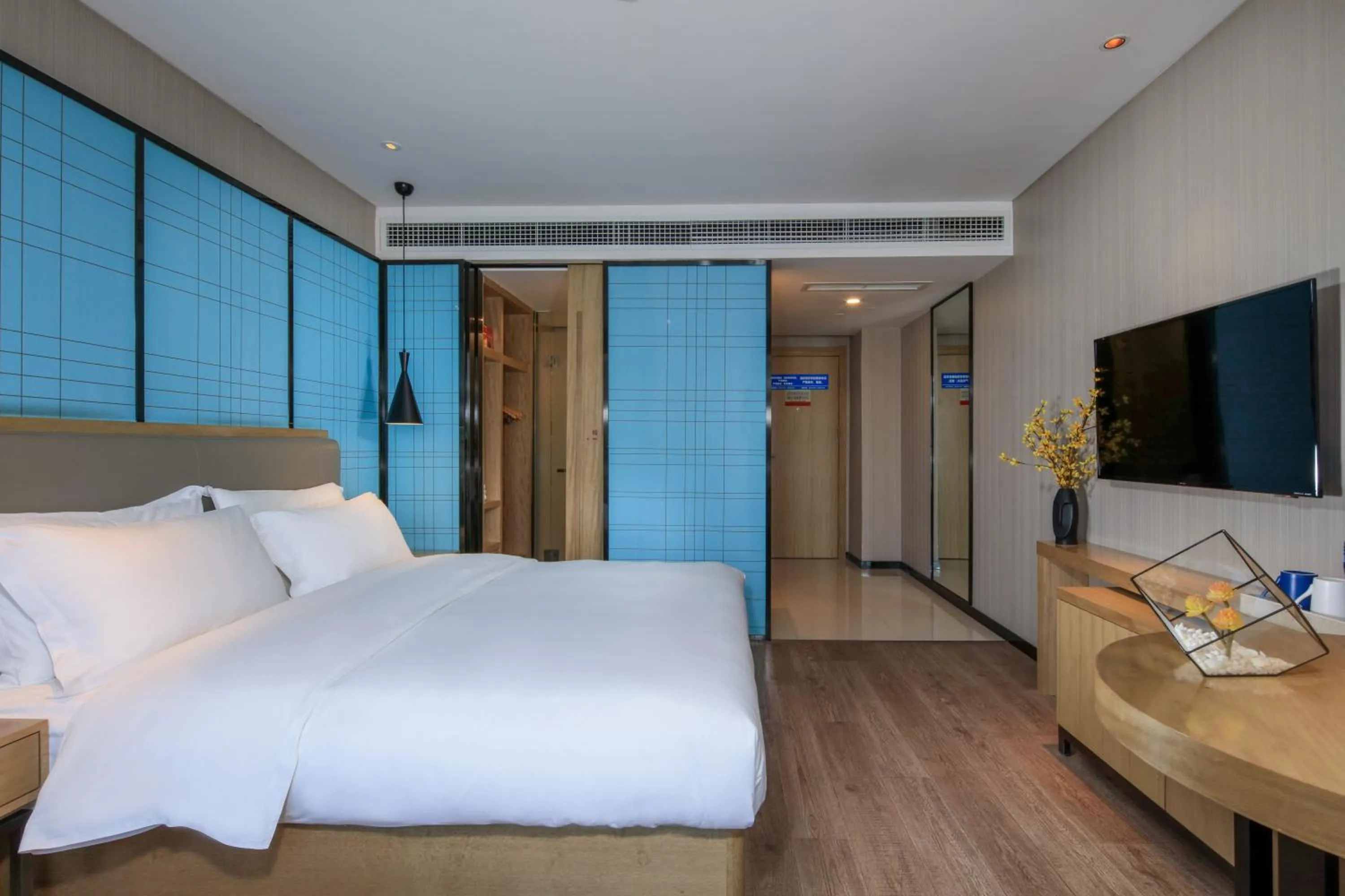 Photo of the whole room, Bed in Starway Hotel Chengdu Jianshe Road SM Plaza