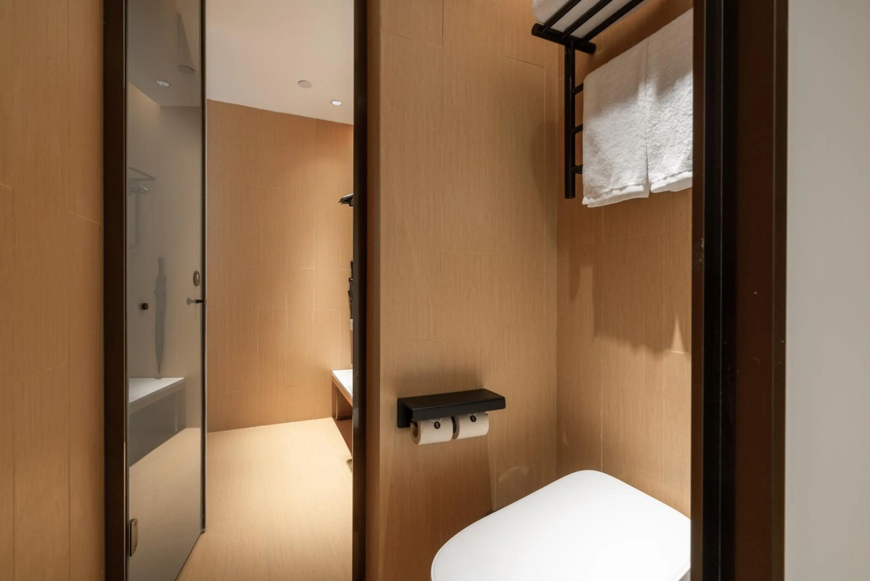 Bathroom, Bed in JI Hotel Guangzhou Tower