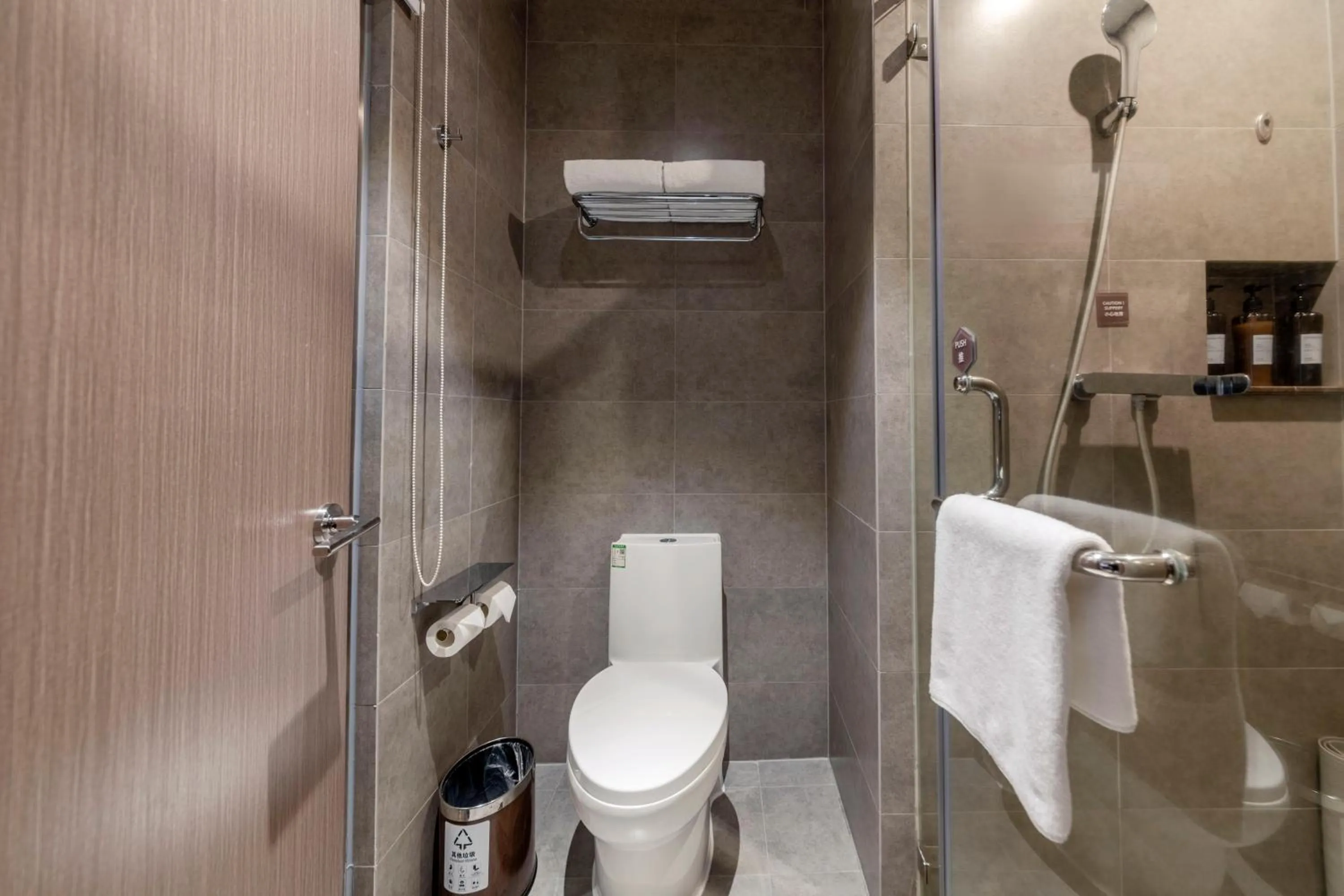 Toilet in Orange Crystal Hotel Shenzhen Baoan Airport Bihaiwan