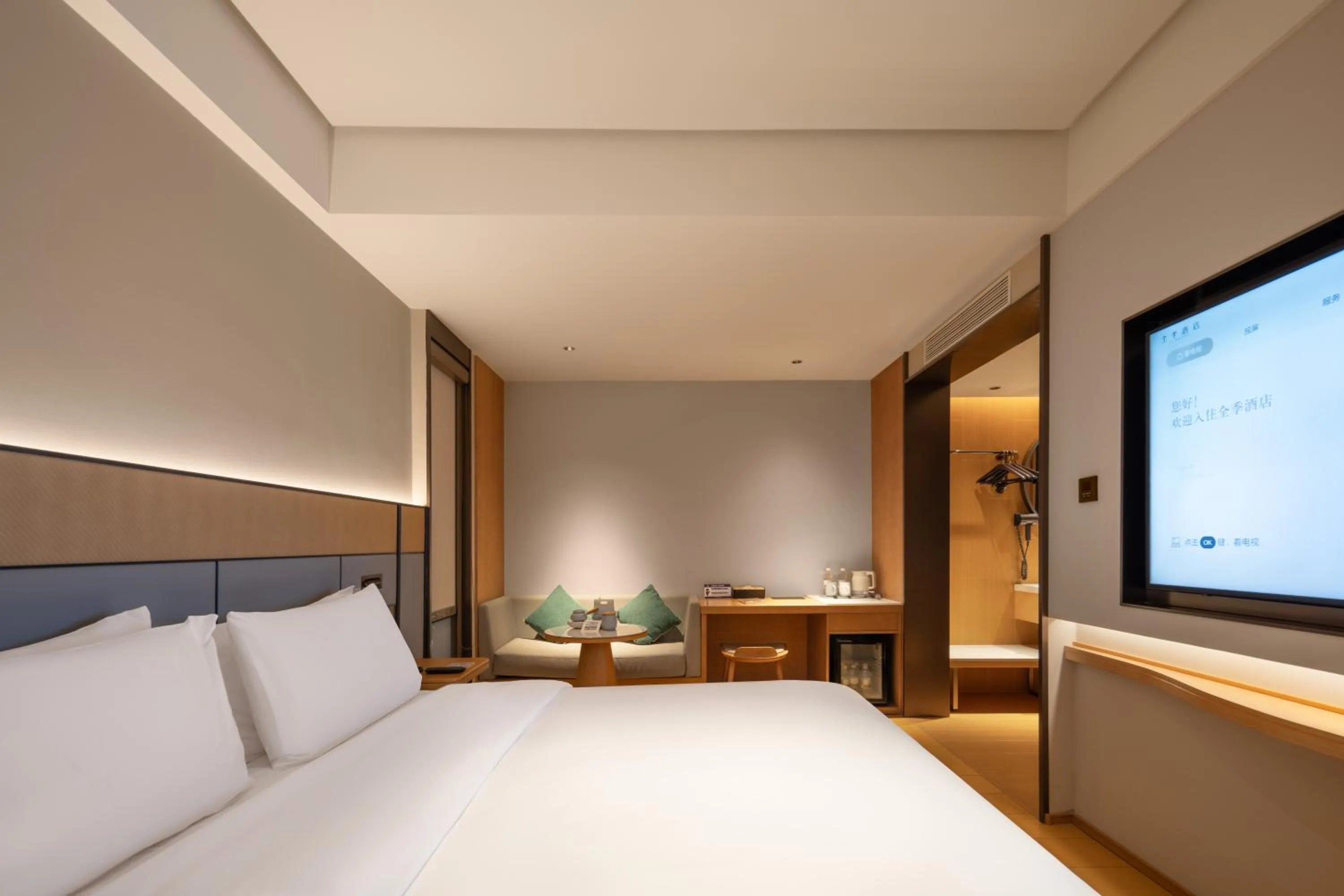 Photo of the whole room, Bed in JI Hotel Chongqing Shapingba Station Three Gorges Square Pedestrian Street