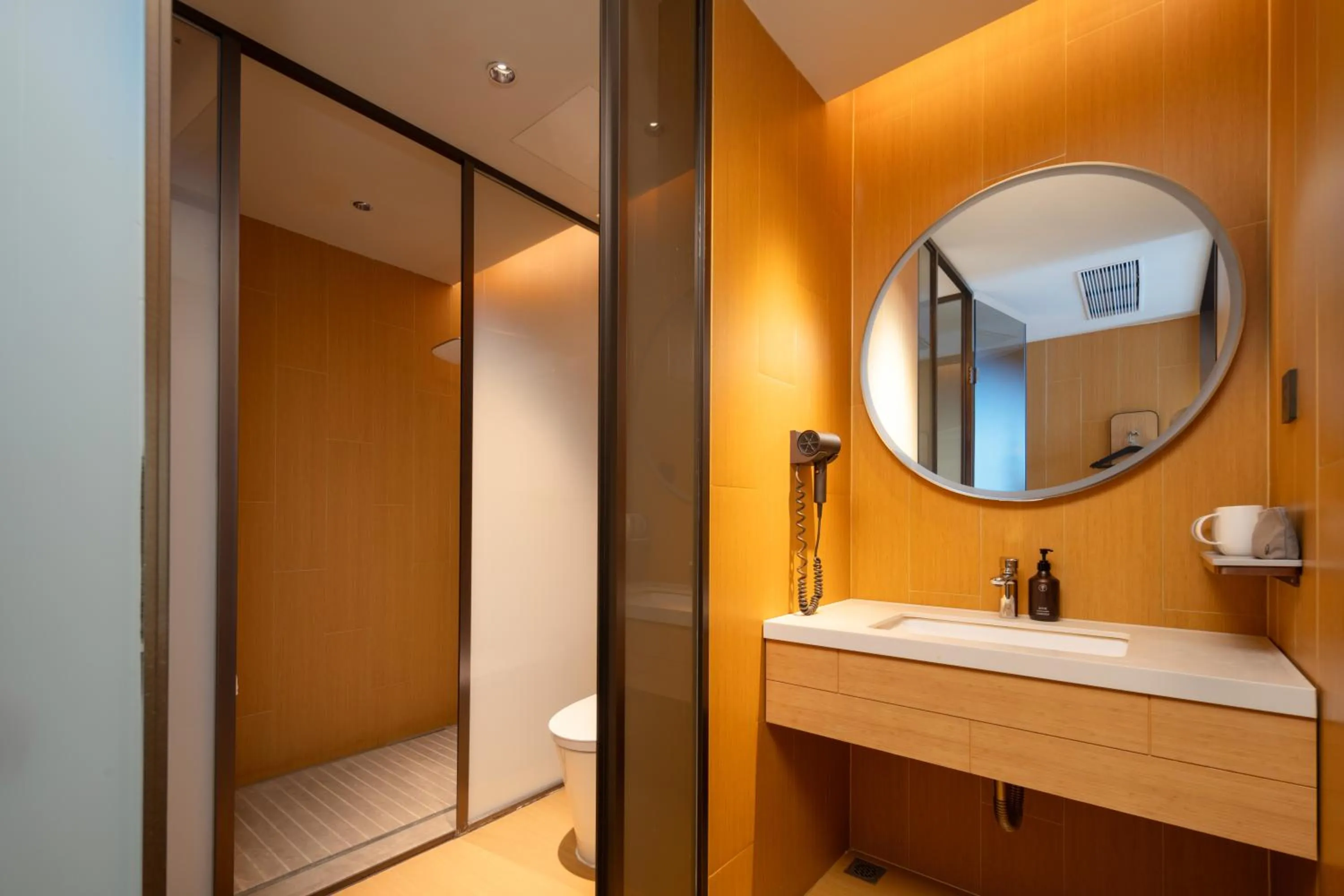 Photo of the whole room in JI Hotel Chongqing Shapingba Station Three Gorges Square Pedestrian Street