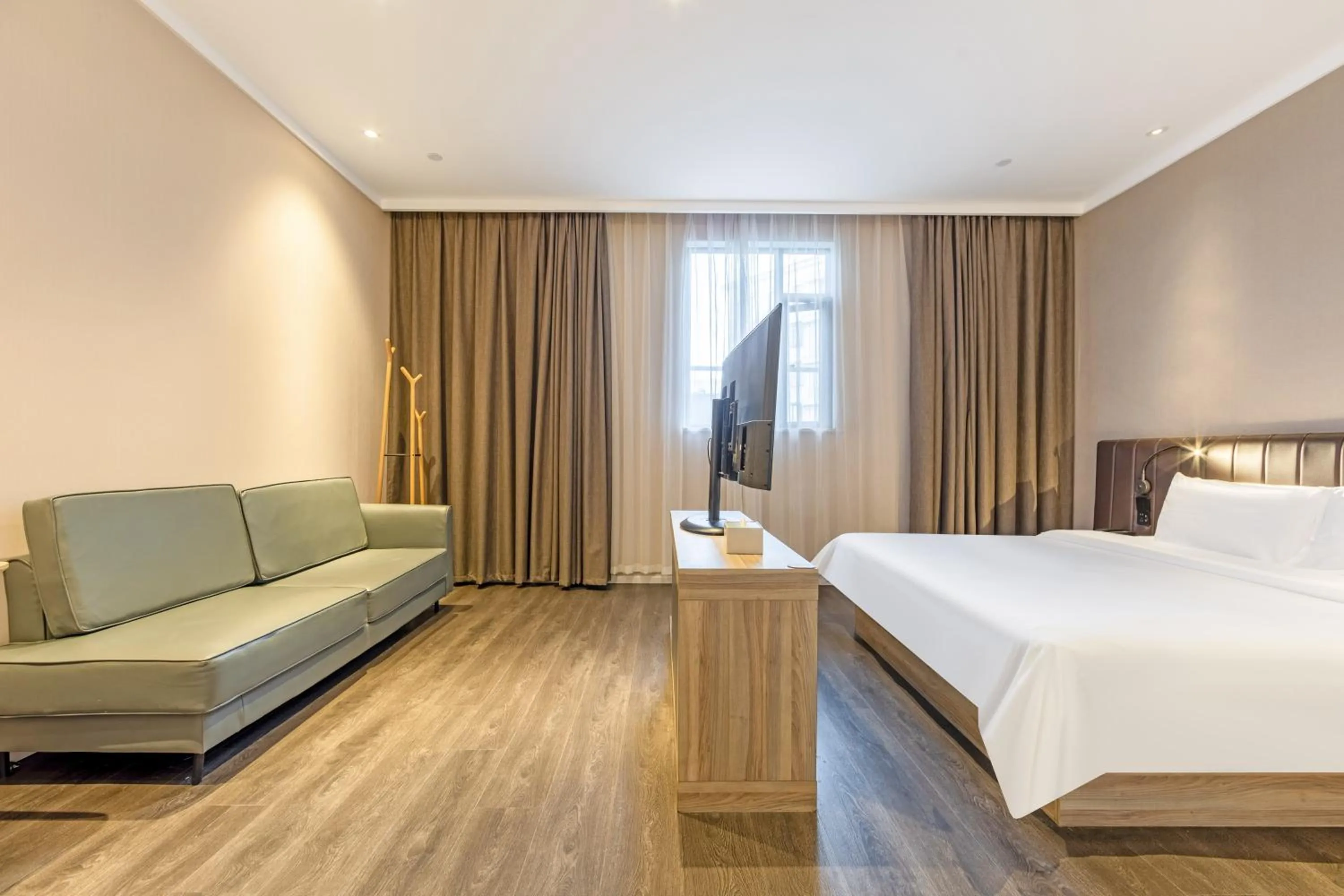 Seating area, Bed in Hanting Premium Hotel Shanghai World Expo Shangnan Road