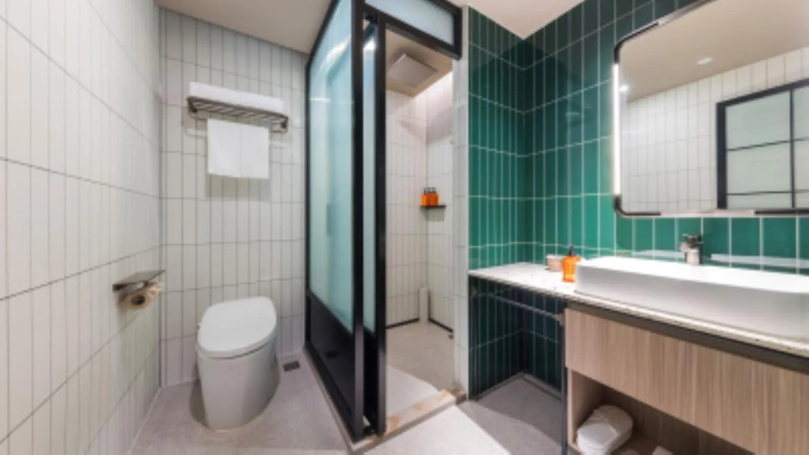 Toilet in Orange Beijing Lama Temple Hepingli North Street Subway Station Hotel