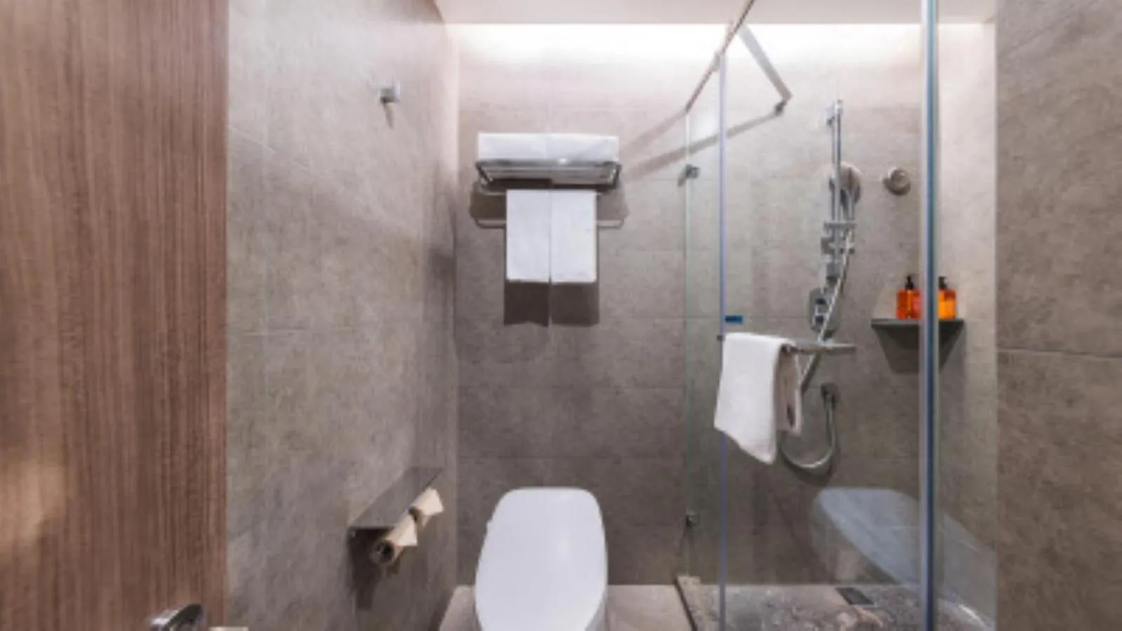 Toilet in Orange Beijing Lama Temple Hepingli North Street Subway Station Hotel