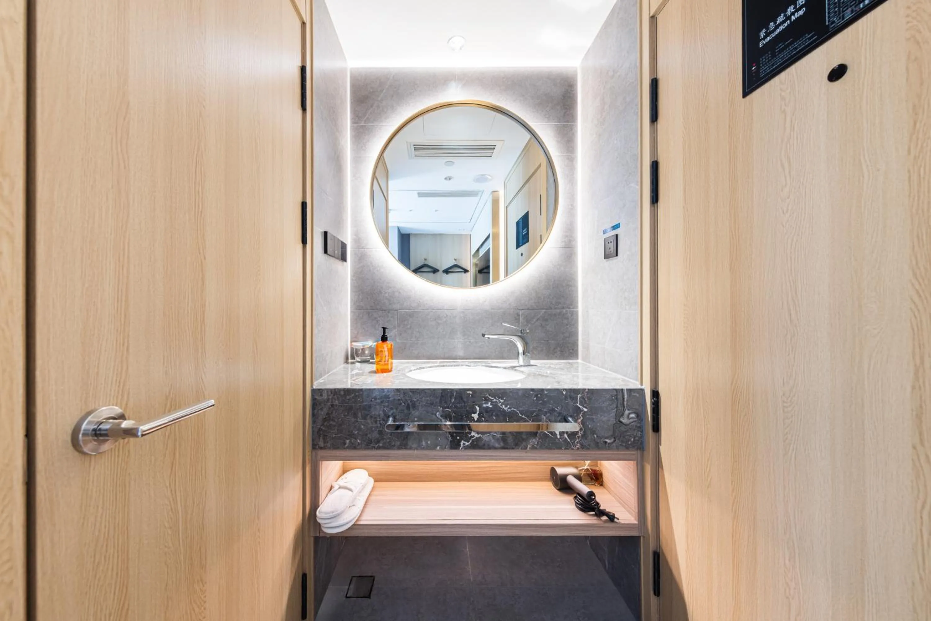 Bathroom in Orange Beijing Lama Temple Hepingli North Street Subway Station Hotel