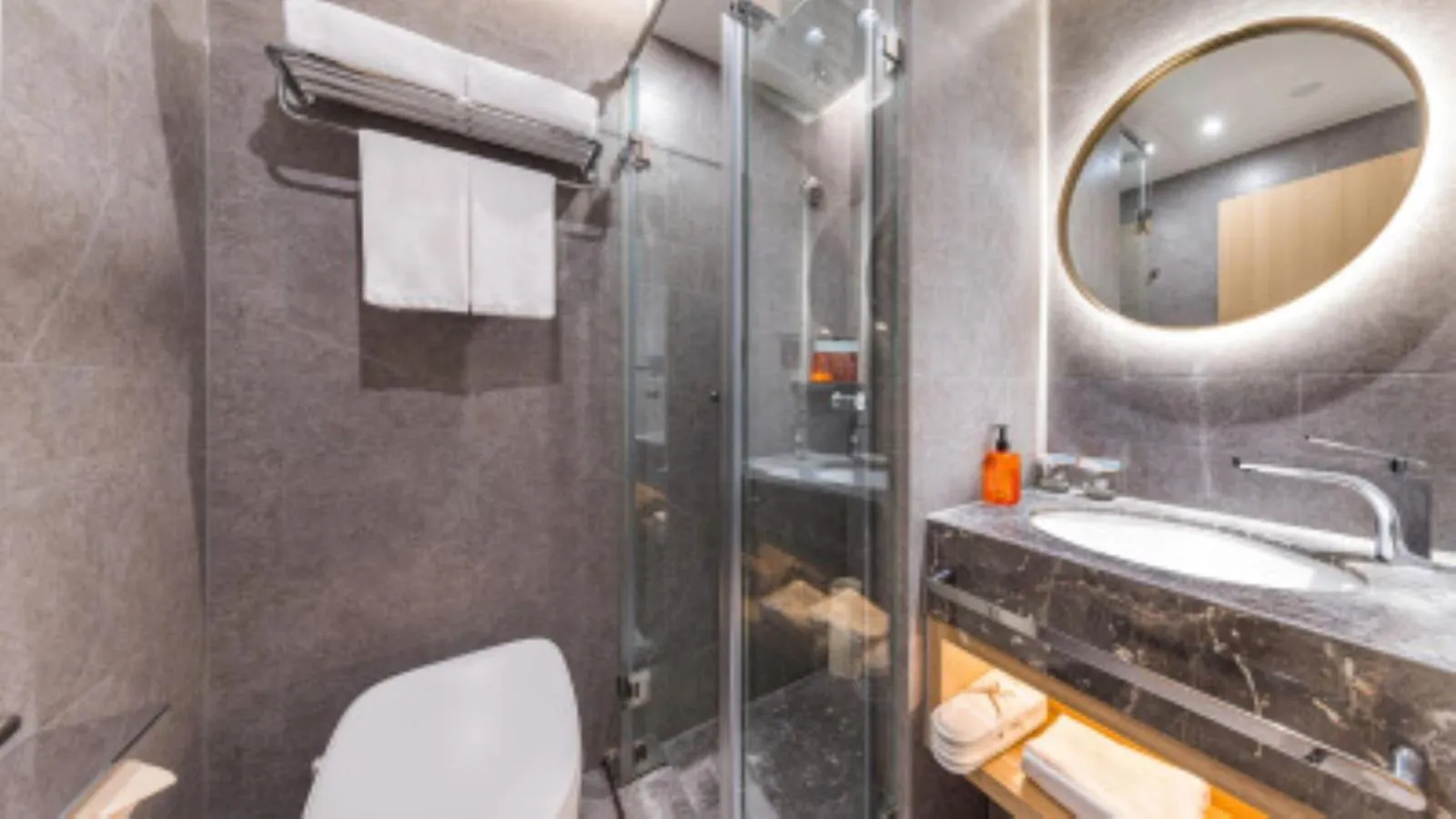 Toilet in Orange Beijing Lama Temple Hepingli North Street Subway Station Hotel