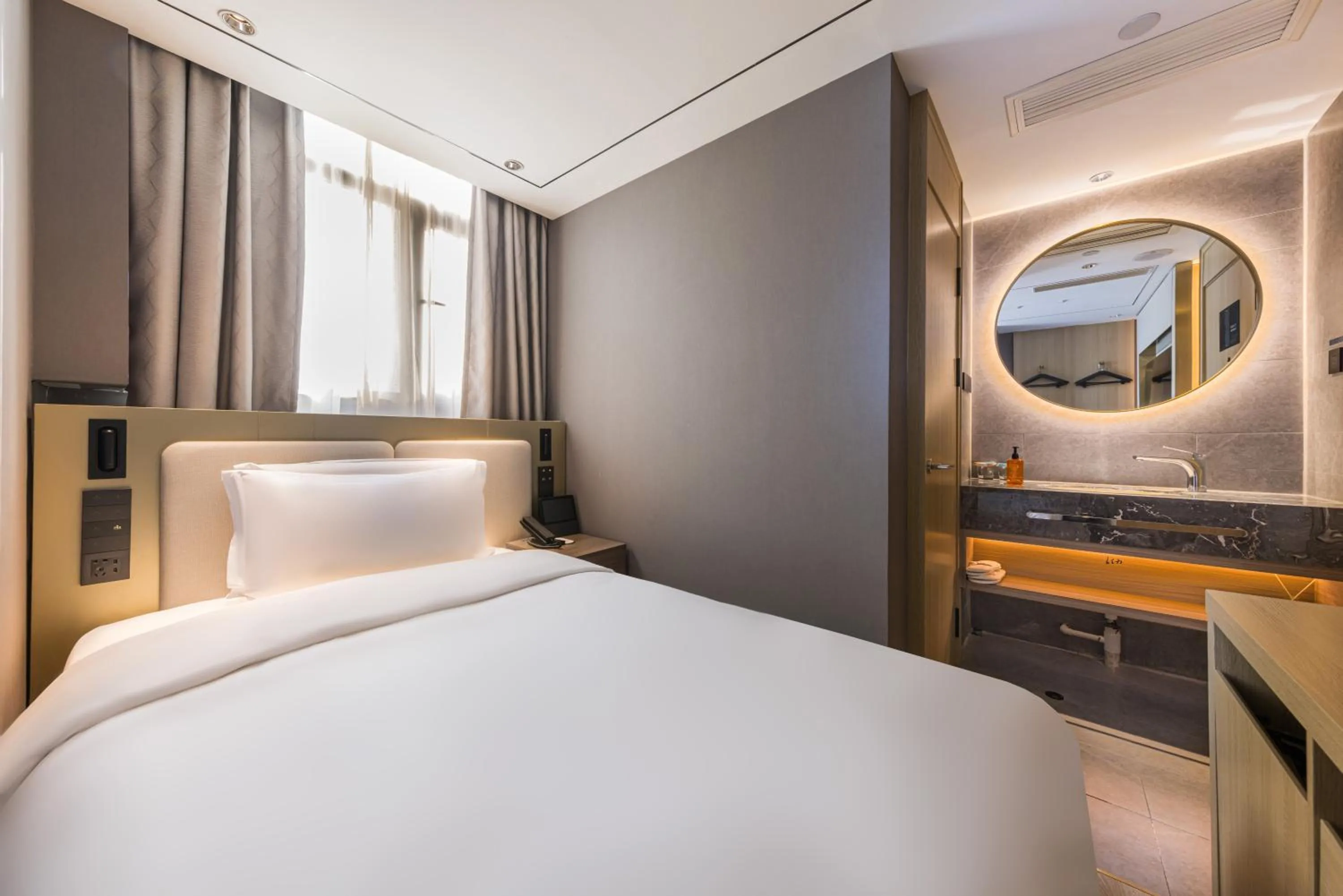 Photo of the whole room, Bed in Orange Beijing Lama Temple Hepingli North Street Subway Station Hotel