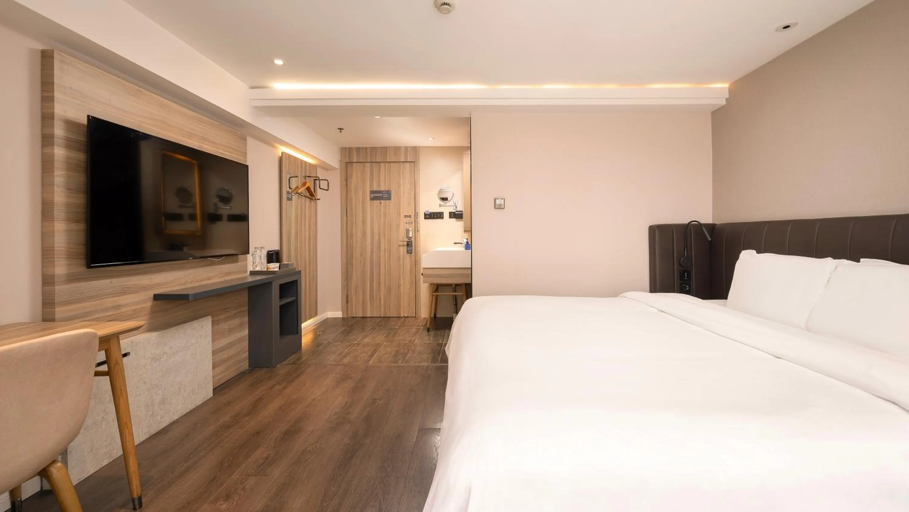 Photo of the whole room, Bed in Hanting Premium Hotel Shanghai Pudong Airport Chenyang Road