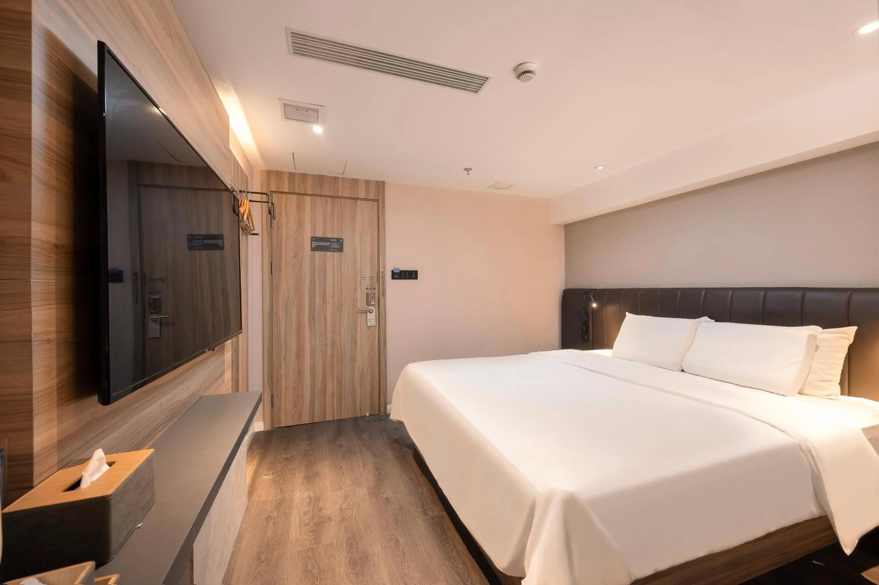 Photo of the whole room, Bed in Hanting Premium Hotel Shanghai Pudong Airport Chenyang Road