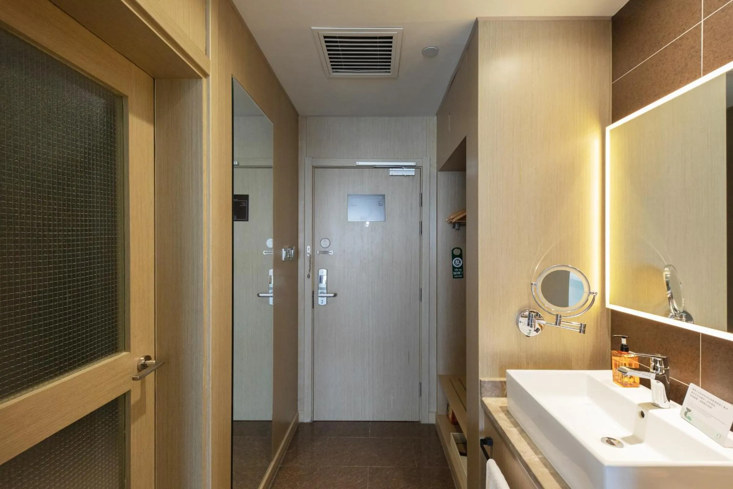 Bathroom in Orange Hotel Beijing Yizhuang Bridge Subway Station