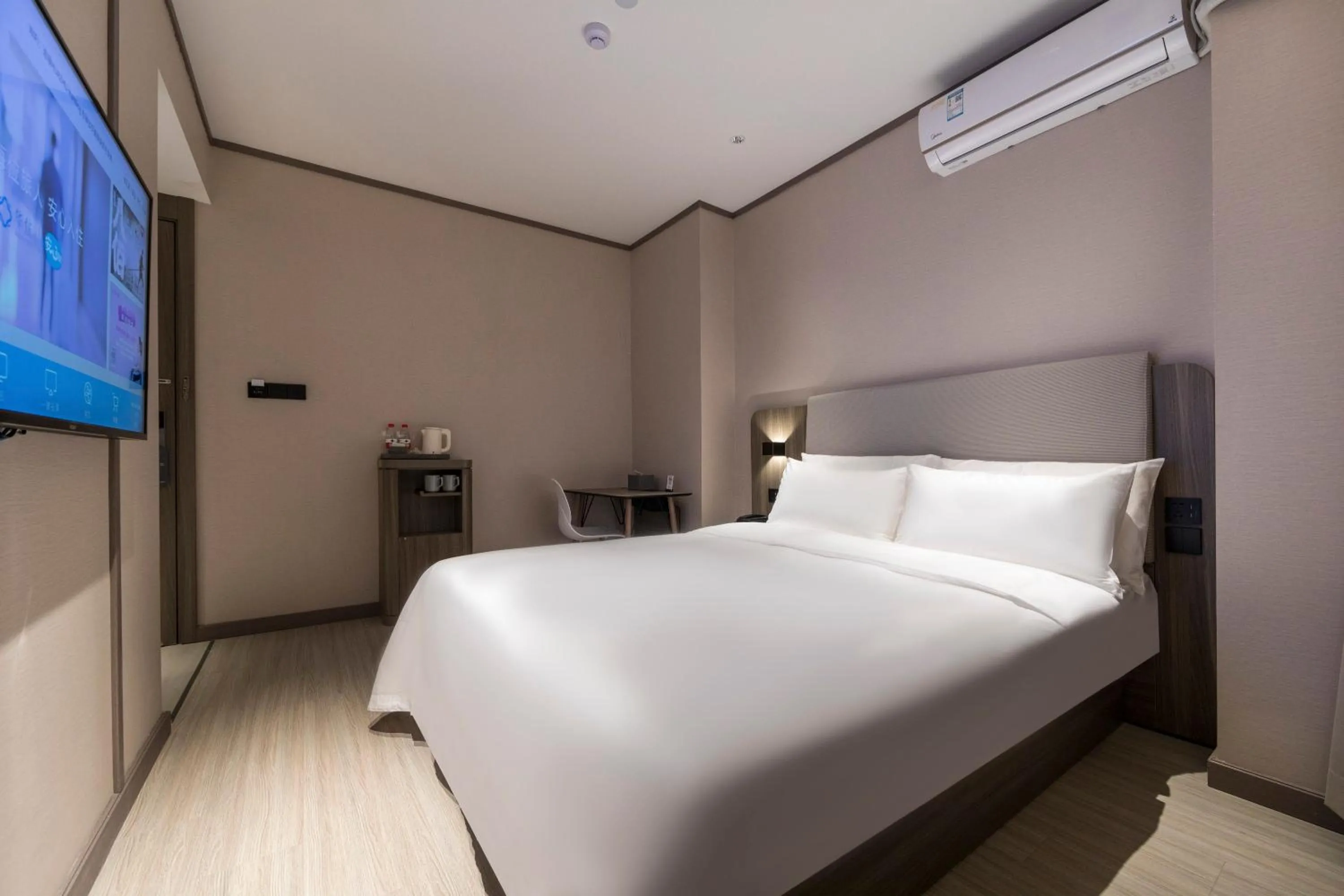 Bed in Hanting Hotel Shanghai South Station East China University of Science and Technology