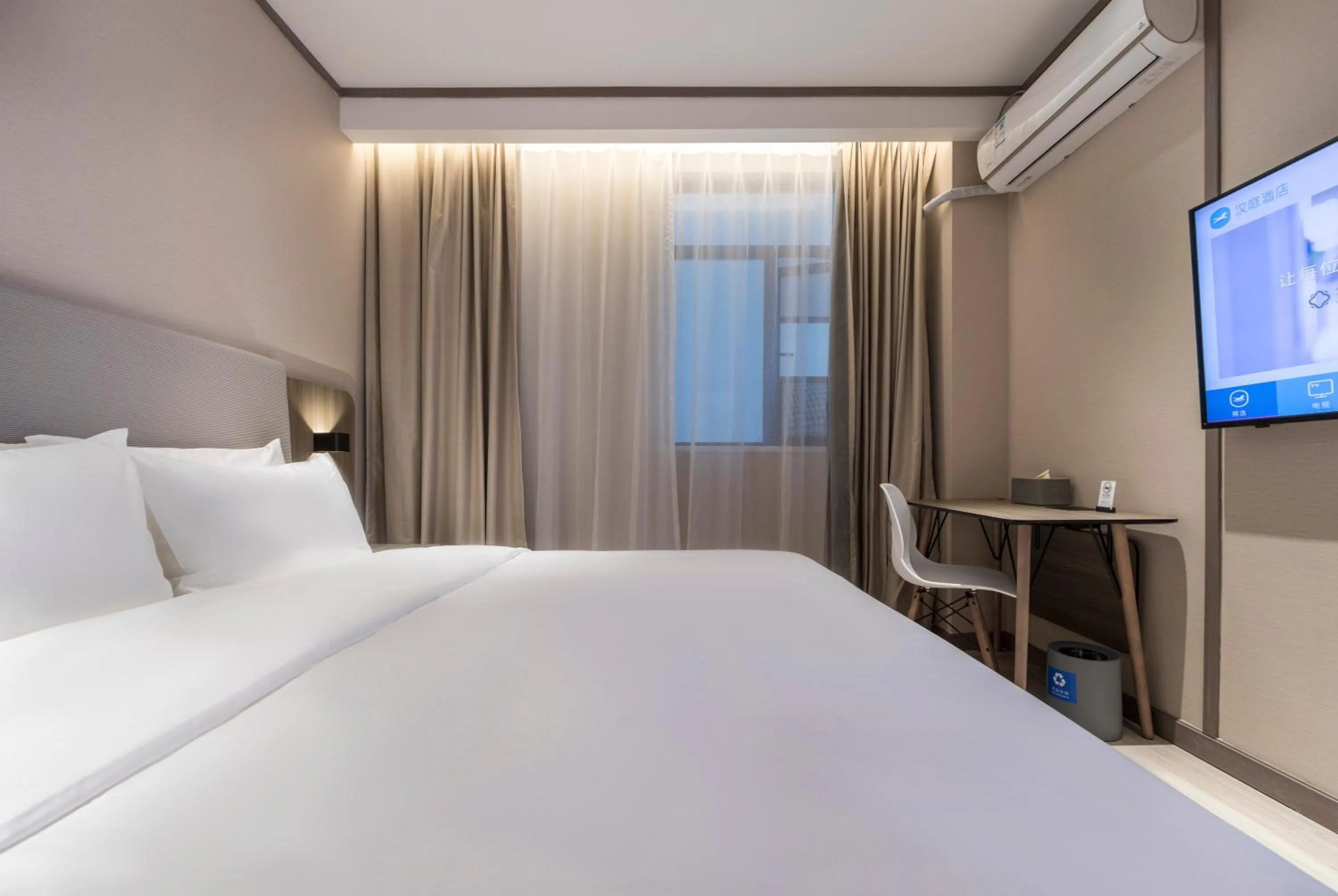 Bed in Hanting Hotel Shanghai South Station East China University of Science and Technology