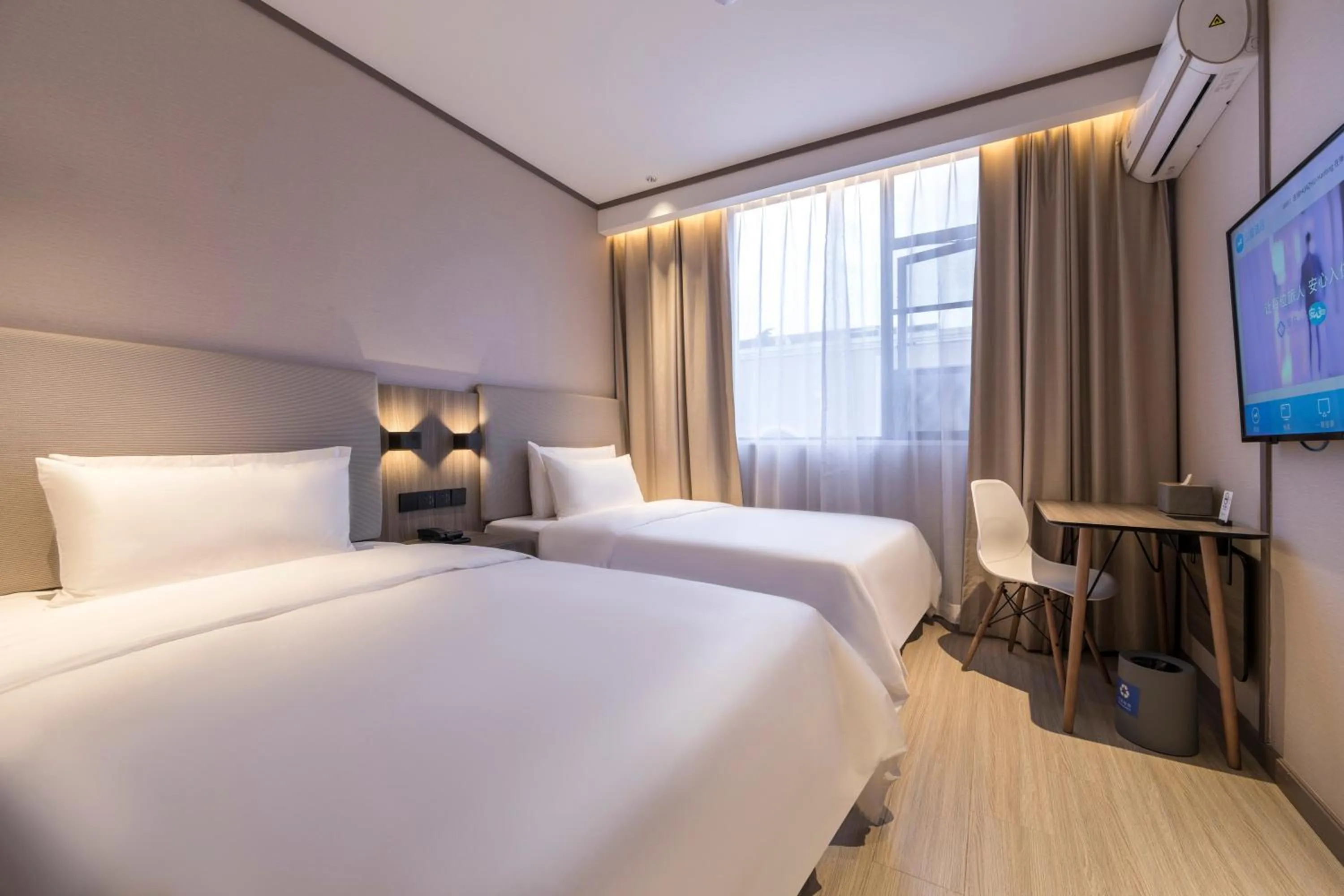 Bed in Hanting Hotel Shanghai South Station East China University of Science and Technology