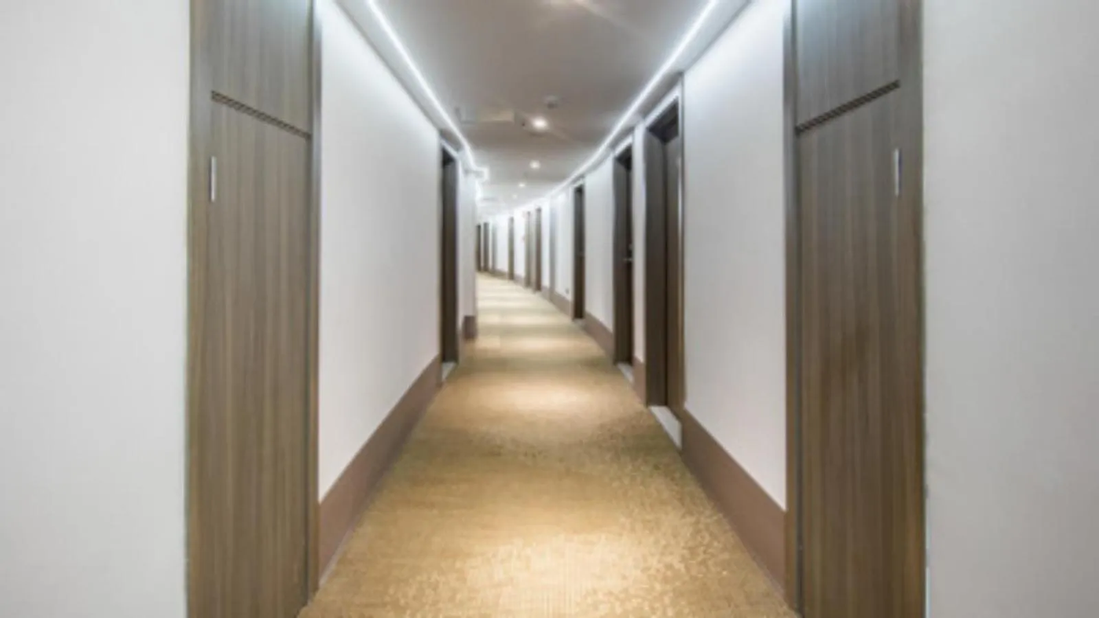 Property building in Hanting Hotel Shenzhen Huaqiang North Science Museum Subway Station