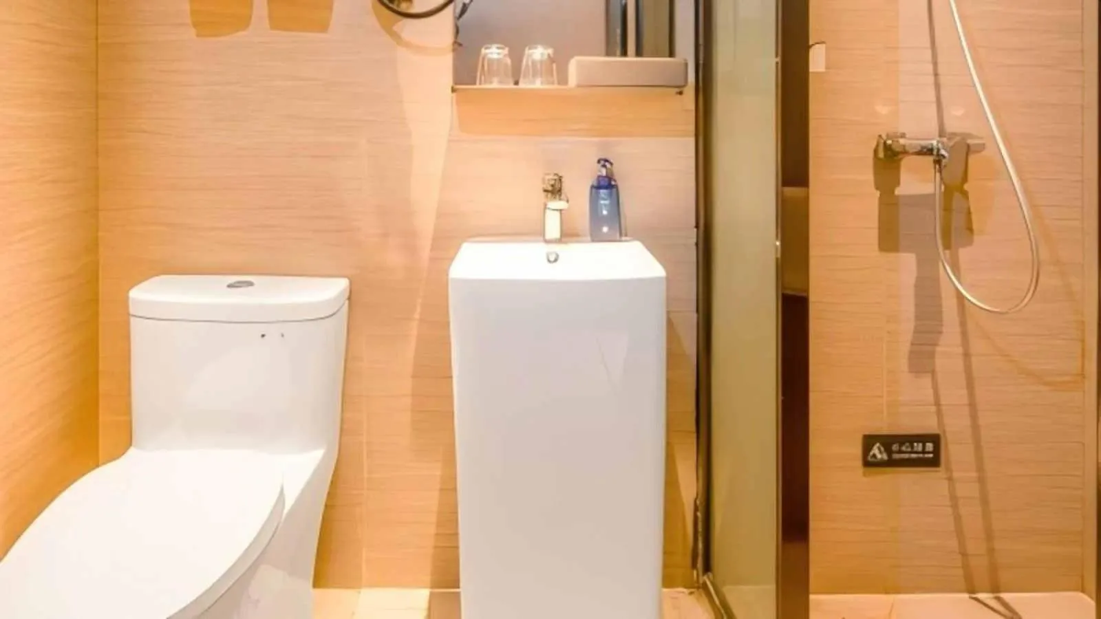 Toilet in Hanting Hotel Shenzhen Huaqiang North Science Museum Subway Station