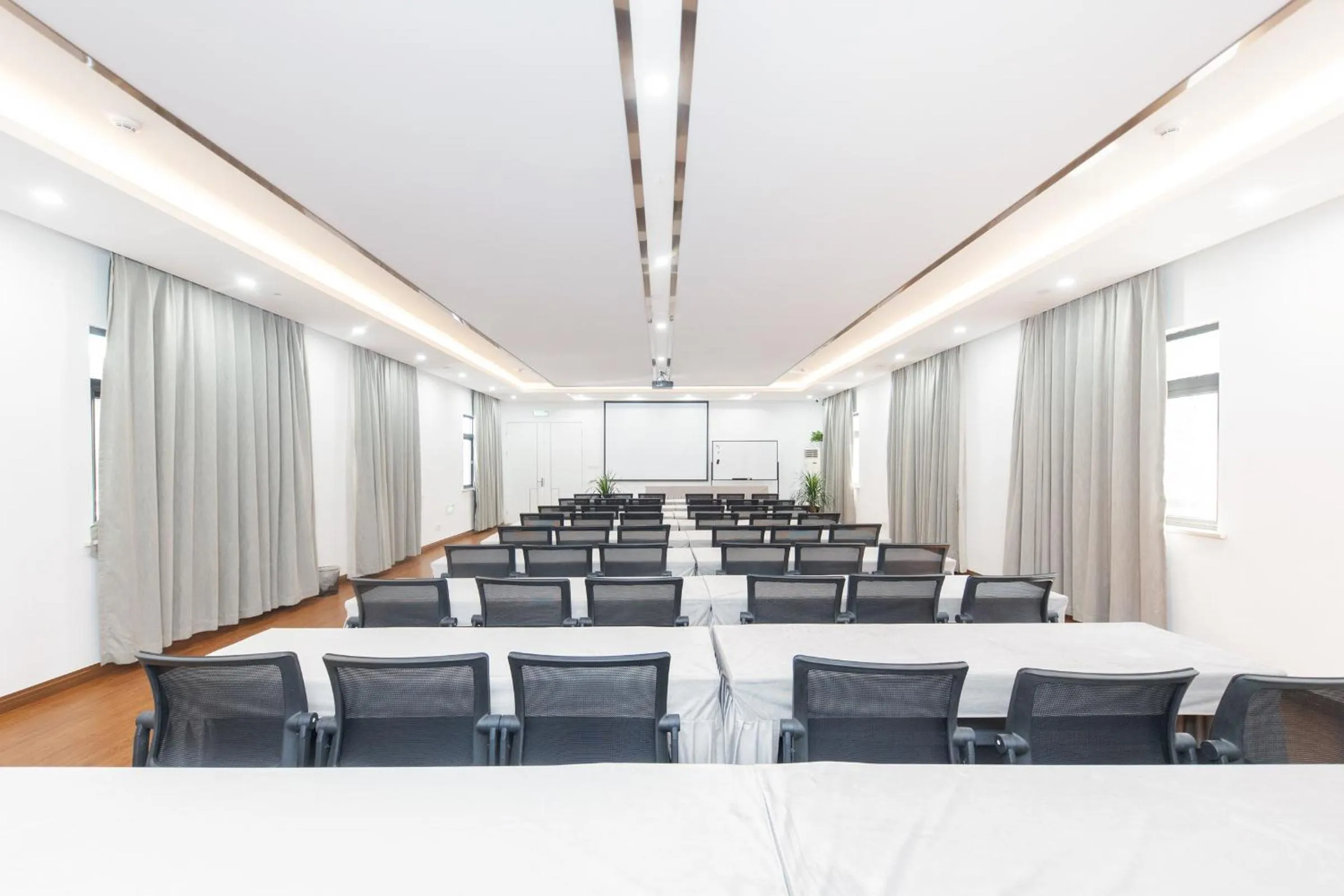 Meeting/conference room in JI Hotel Shanghai South Railway Station Jinjiang Amusement Park (formerly Jinjiang Amusement Park Subway Station Branch)