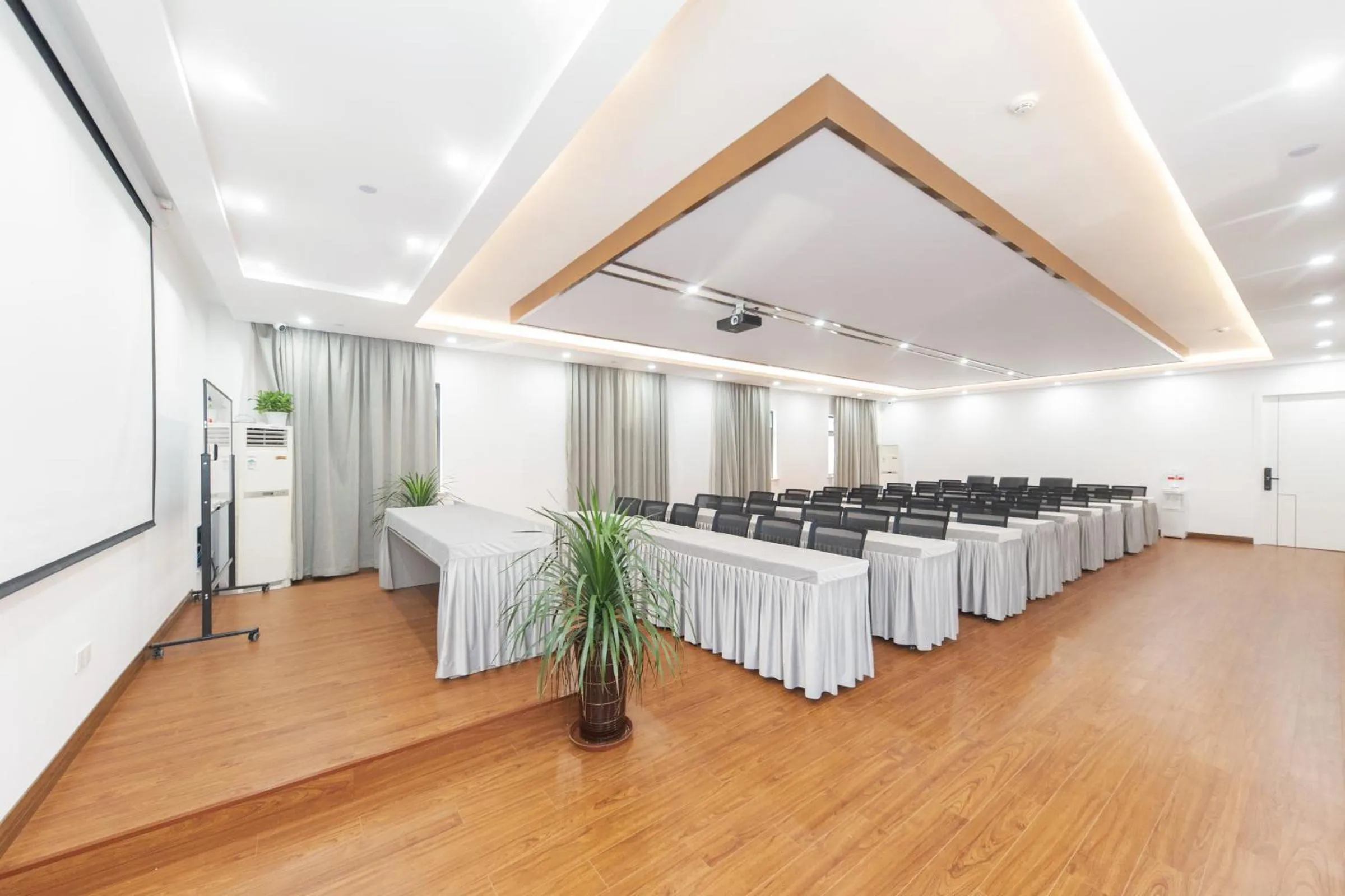 Meeting/conference room in JI Hotel Shanghai South Railway Station Jinjiang Amusement Park (formerly Jinjiang Amusement Park Subway Station Branch)