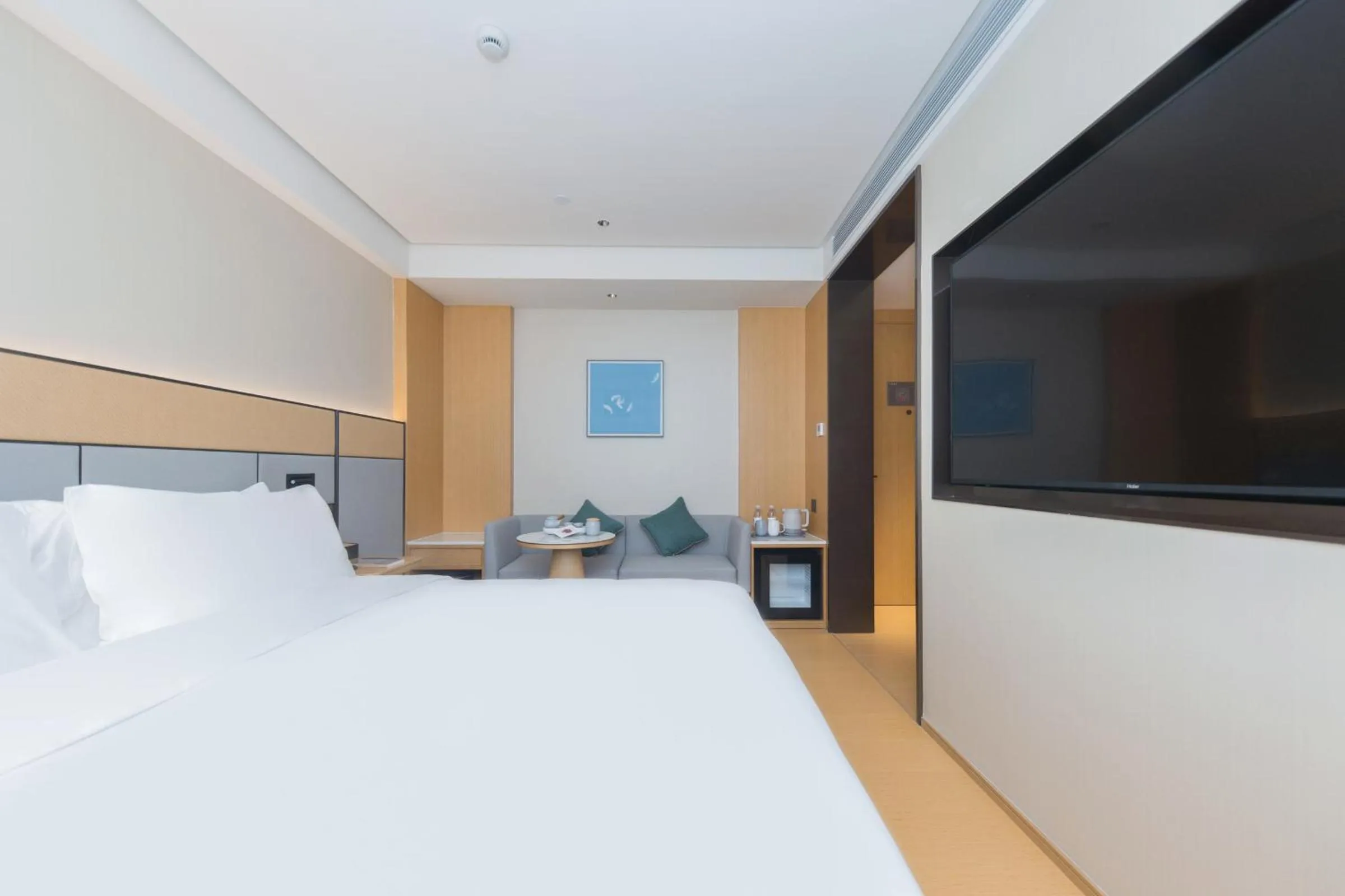 Photo of the whole room, Bed in JI Hotel Hangzhou Linping Yintai City