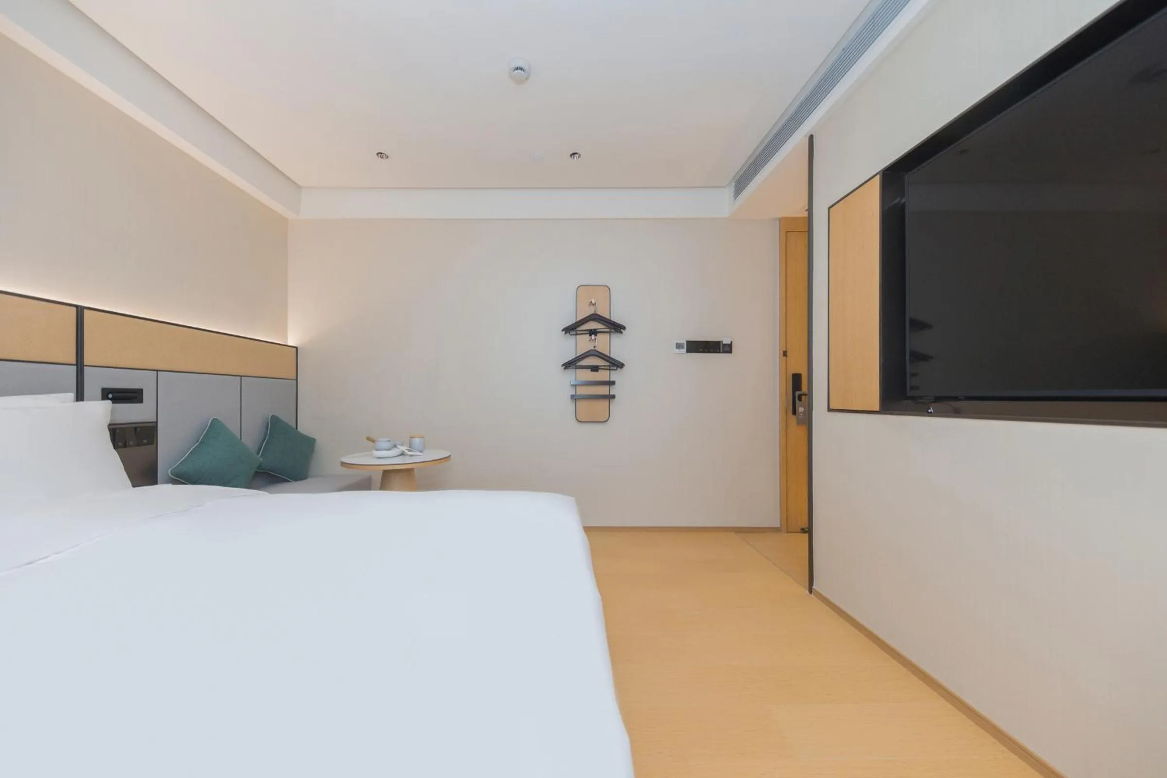 Photo of the whole room, Bed in JI Hotel Hangzhou Linping Yintai City