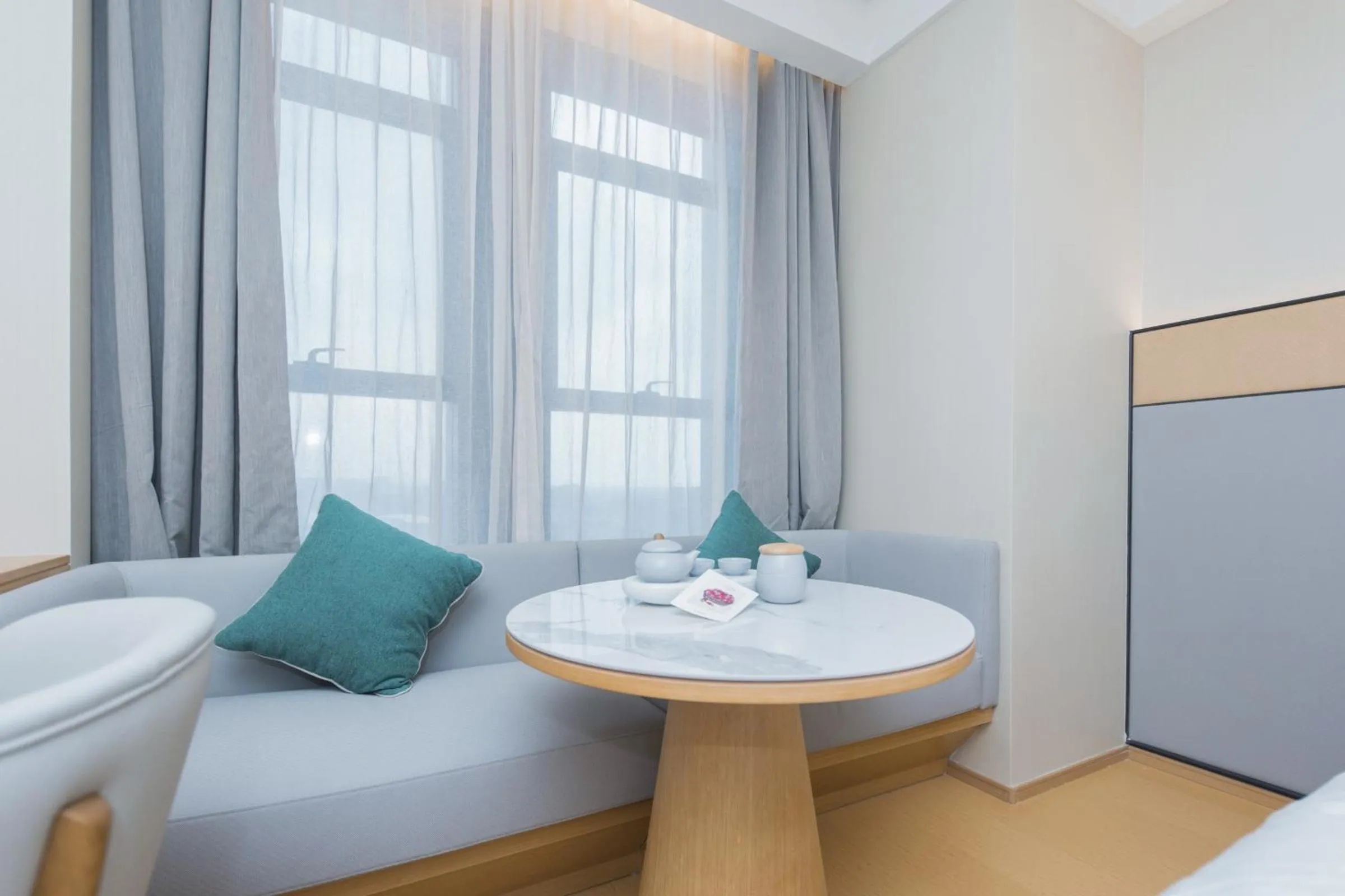 Seating area, Bed in JI Hotel Hangzhou Linping Yintai City