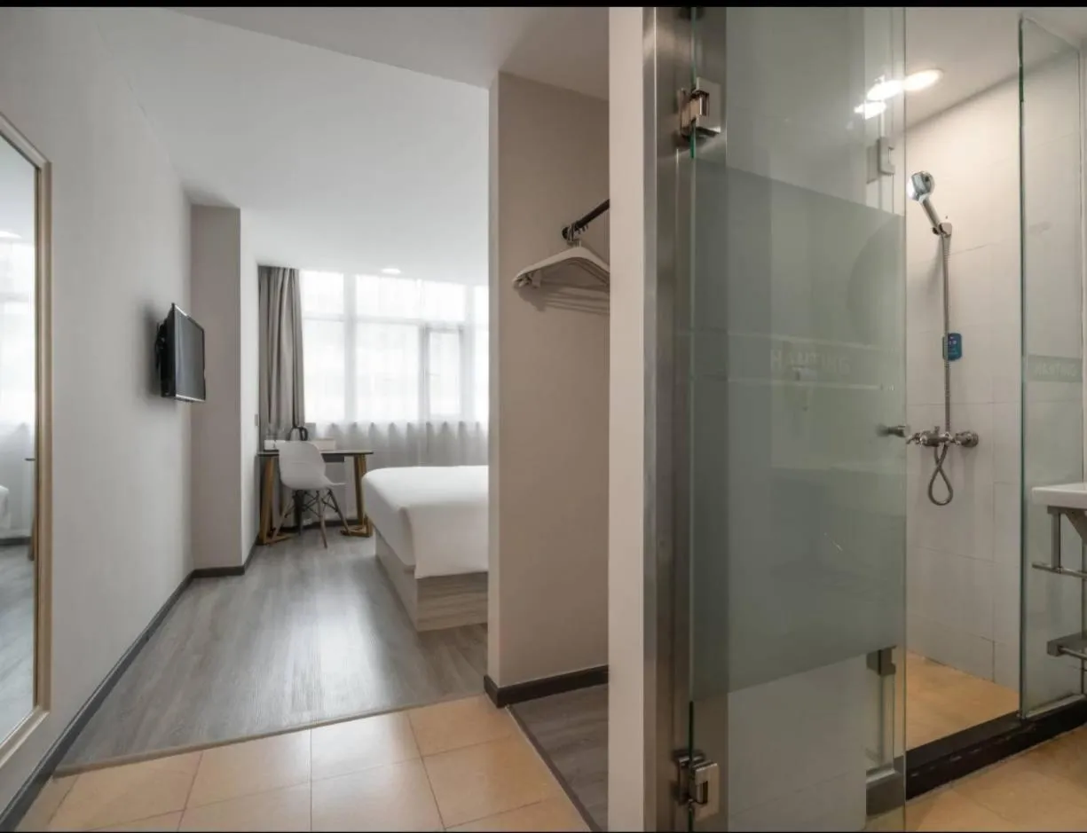 Photo of the whole room, Bed in Hanting Hotel Shenzhen Taian Subway Station