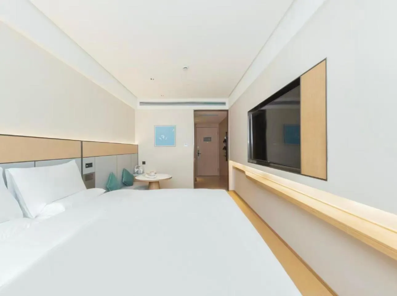 Photo of the whole room, Bed in JI Hotel Shanghai Dianshanhu Avenue Metro Station