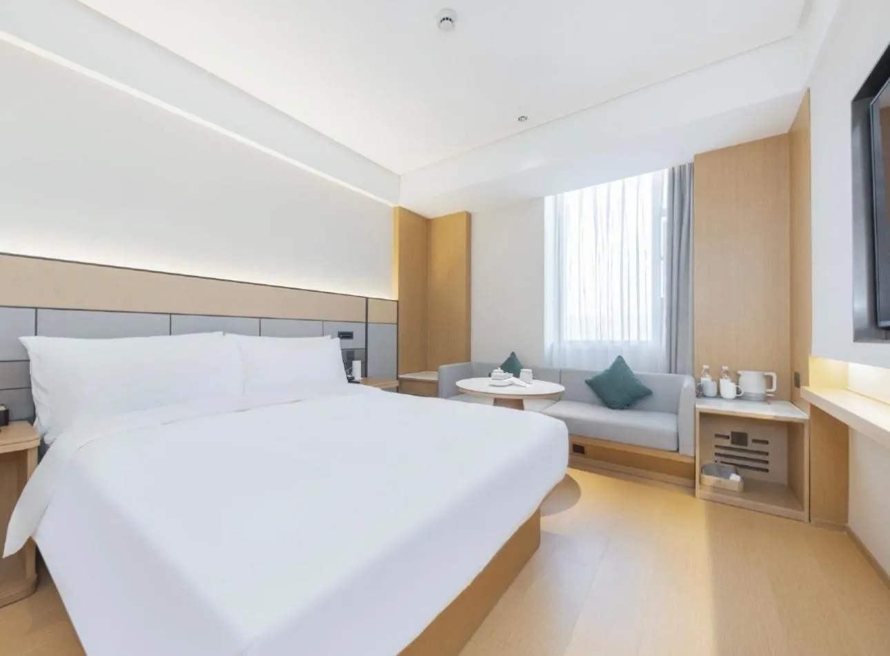 Photo of the whole room, Bed in JI Hotel Shanghai Dianshanhu Avenue Metro Station