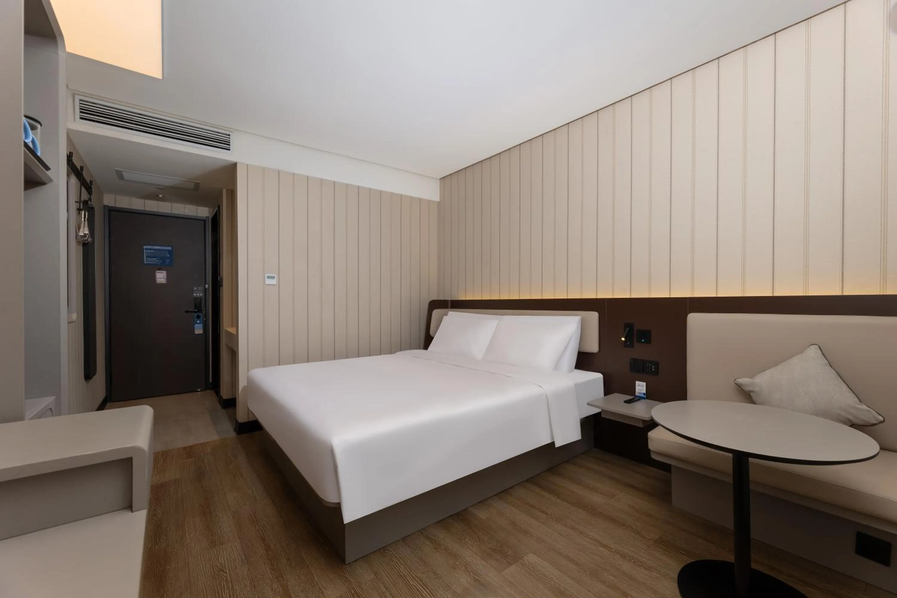 Property logo or sign, Bed in Hanting Hotel Shanghai Tongji University Kongjiang Road