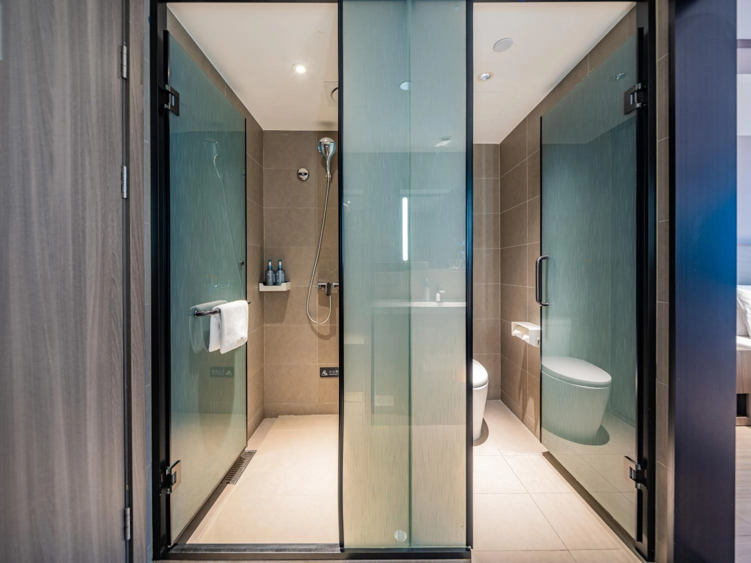 Toilet in Hanting Hotel Chengdu Tianfu Square Subway Station