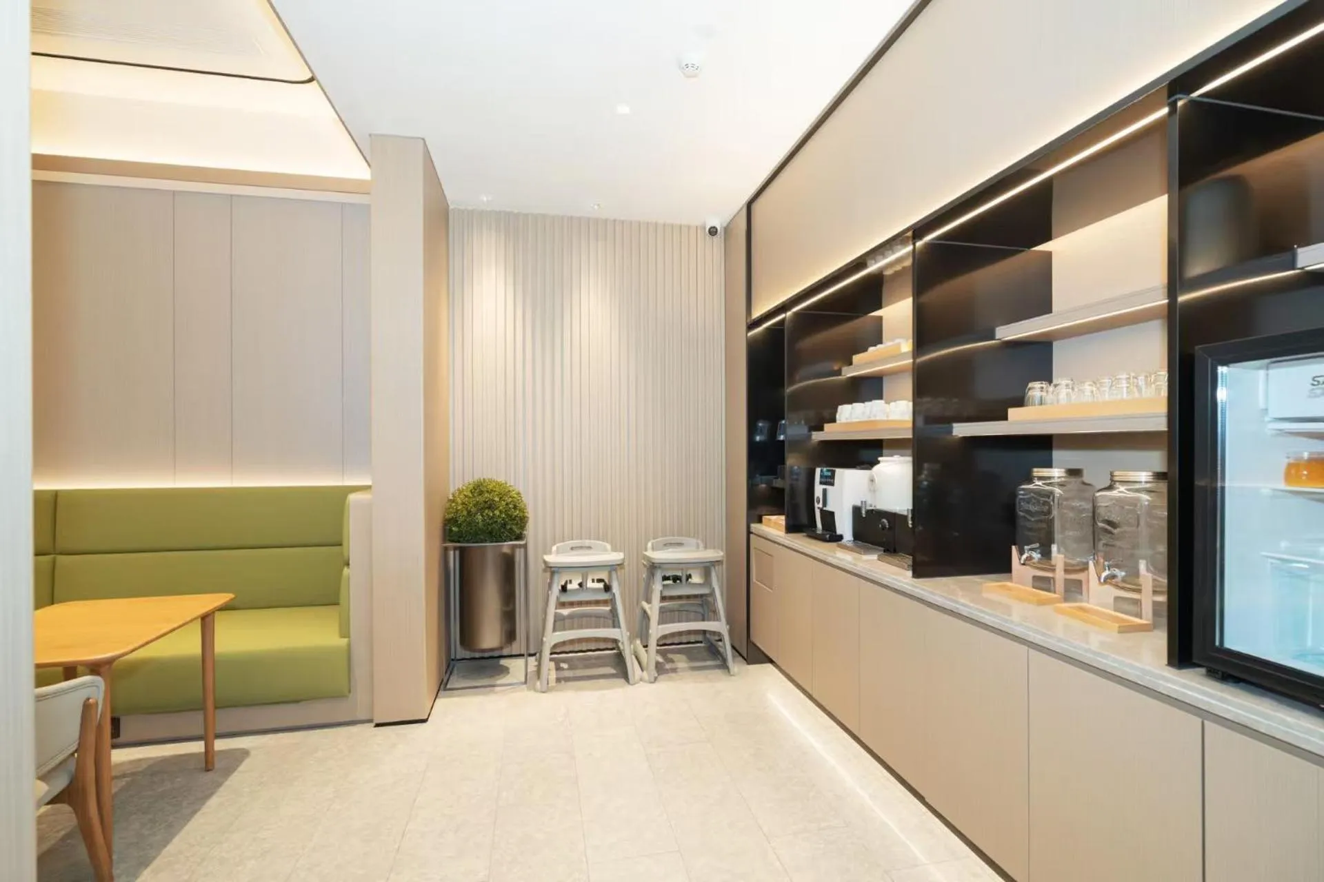 Restaurant/places to eat in JI Hotel Guangzhou Fangcun Huadiwan