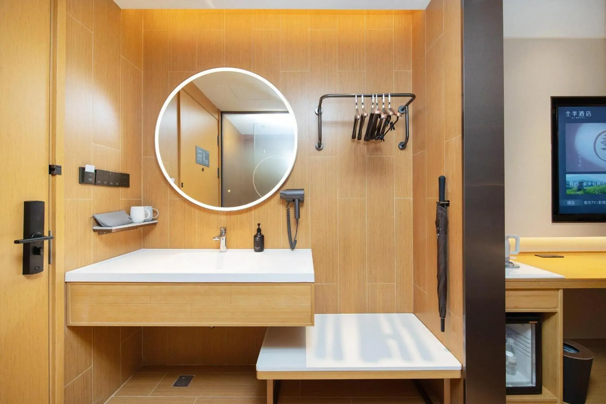 Superior King Room in JI Hotel Shenzhen Huaqiang North Huaqiang Road Subway Station Superior King Room in JI Hotel Shenzhen Huaqiang North Huaqiang Road Subway Station