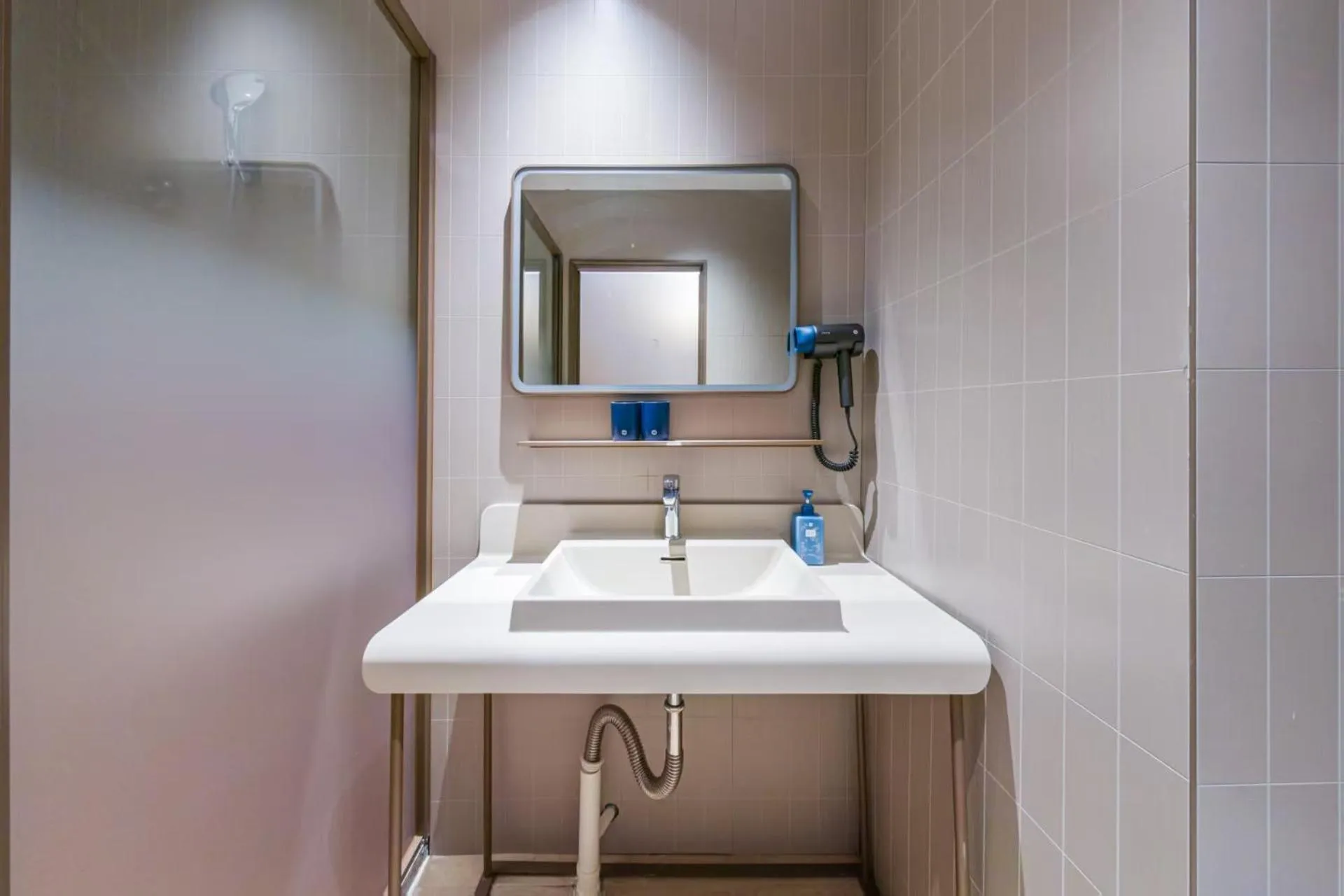 Bathroom in Hanting Hotel Shanghai Pudong Airport Shixin Road