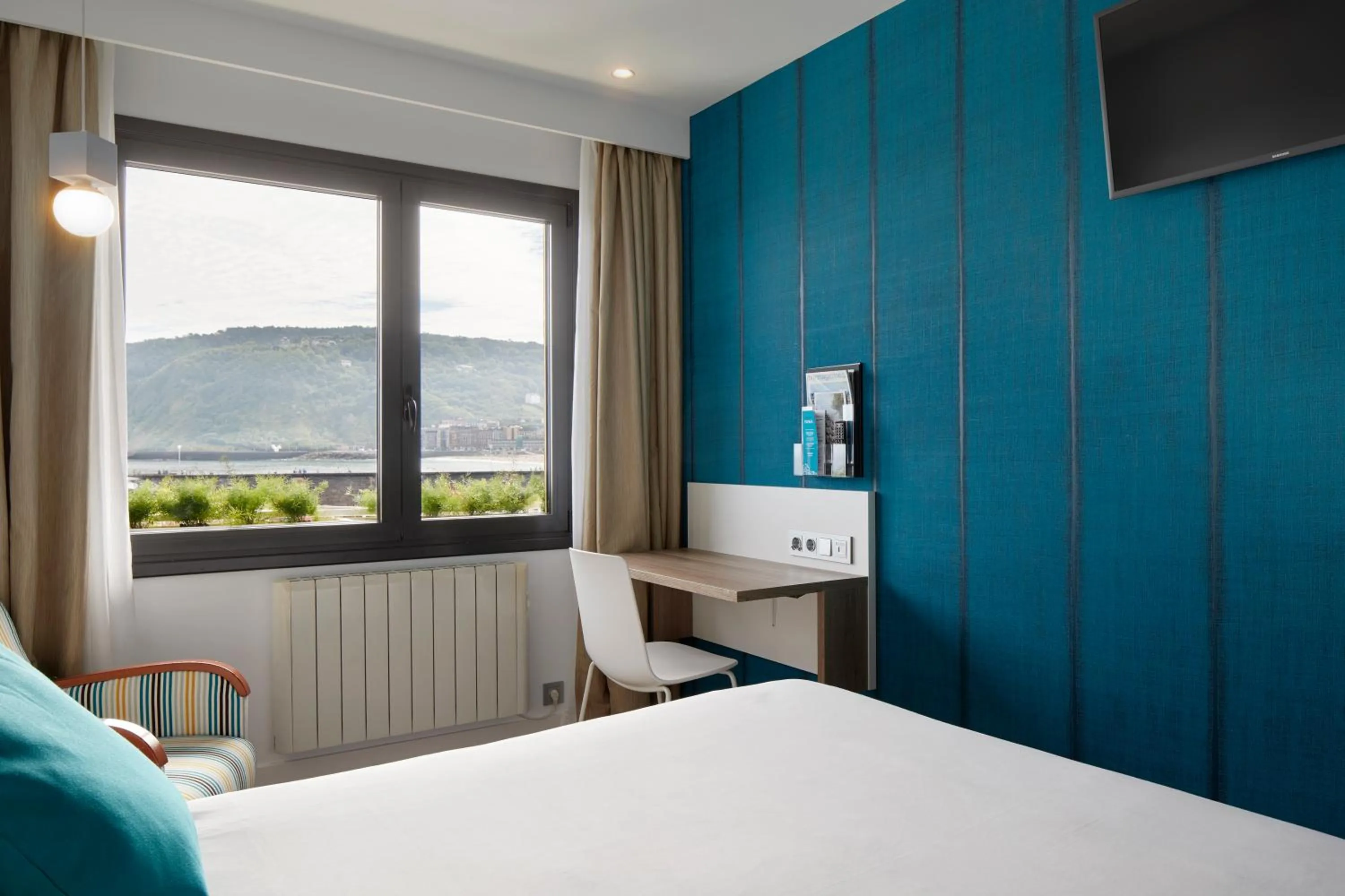 View (from property/room), Bed in Hotel Parma