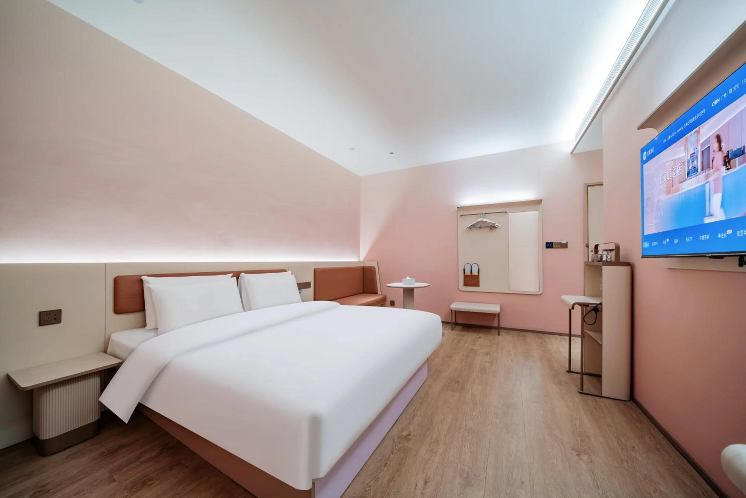 Photo of the whole room, Bed in Hanting Hotel Guangzhou Nangang Subway Station