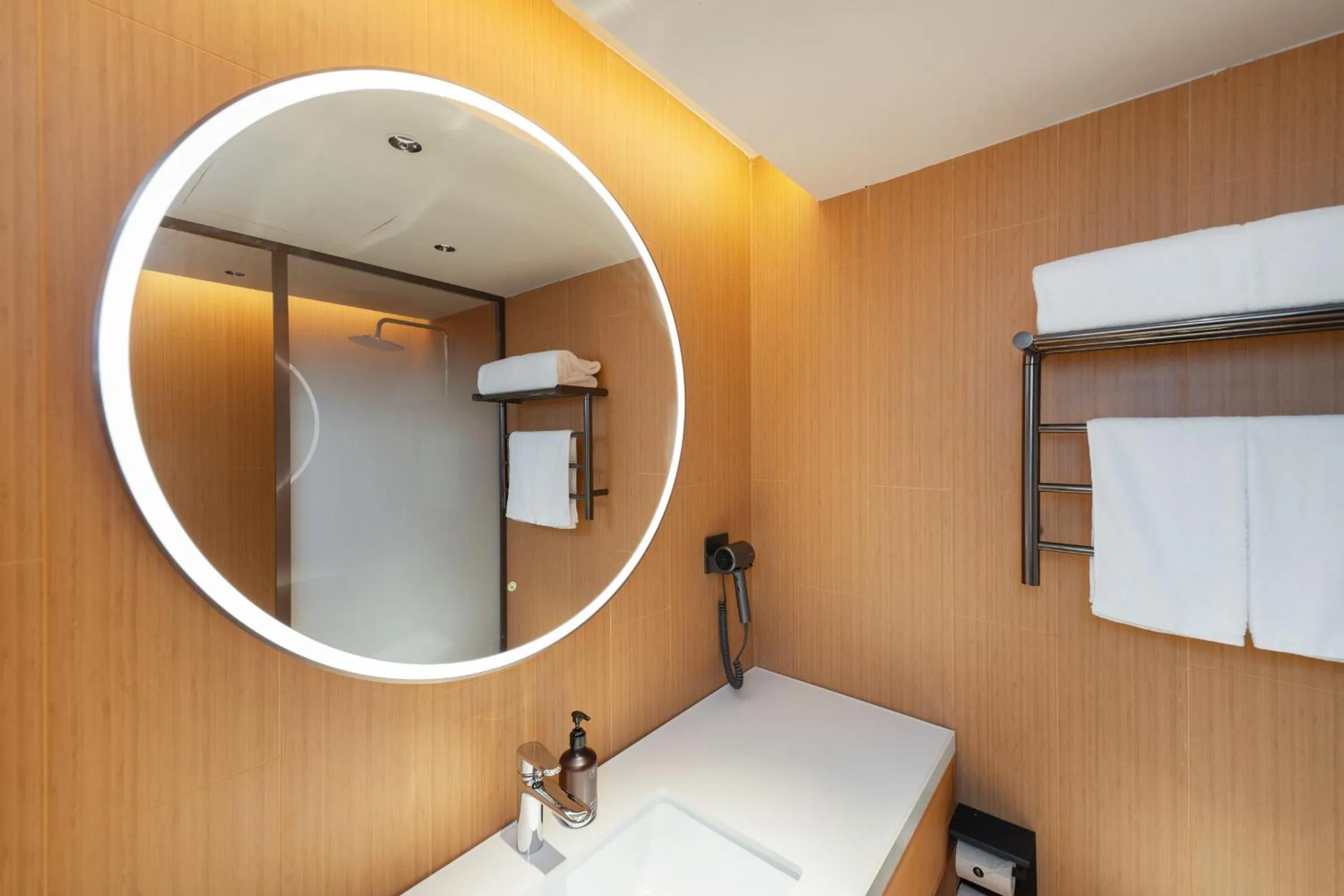 Bathroom in JI Hotel Guangzhou Tianhe Park Subway Station