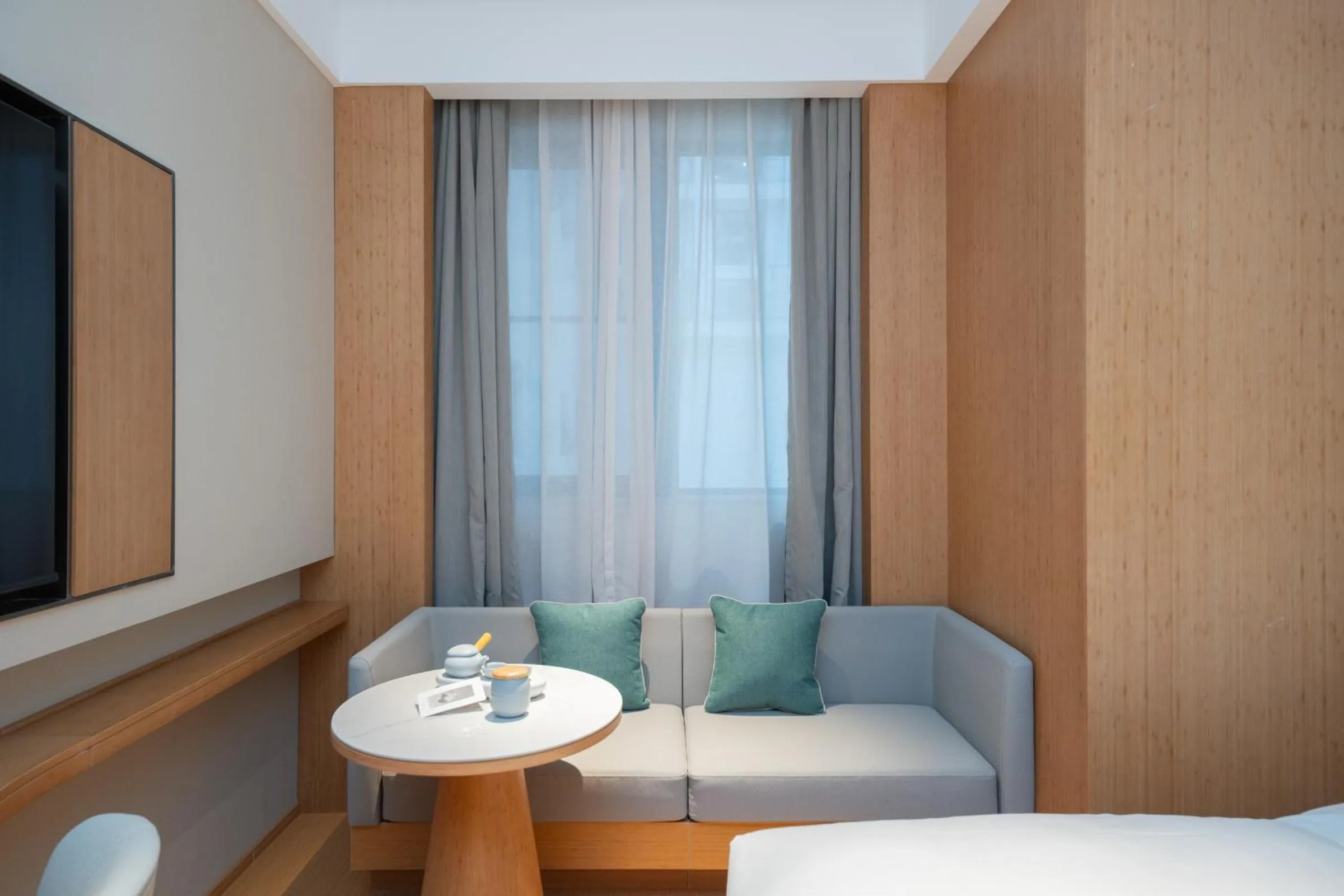 Living room, Bed in JI Hotel Guangzhou Panyu Chimelong Wanbo Center